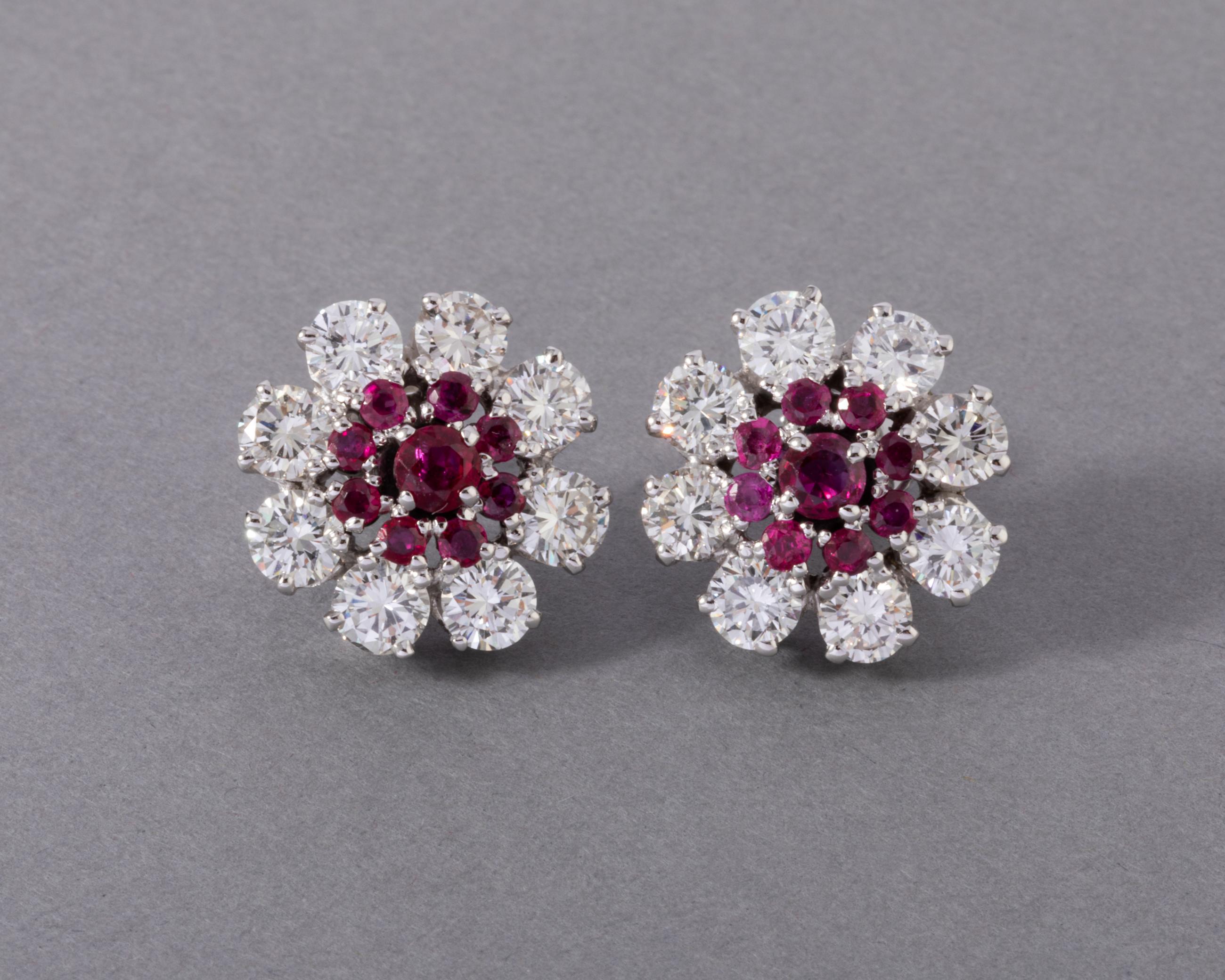 One very beautiful pair of earrings.
Made in white gold 18k (hallmarks 750).
The diamonds are top quality, they weight 0.25/0.30 each, 2 carats at least per earring. They are brilliant cut.
The rubies weights 0.50 carats per earring