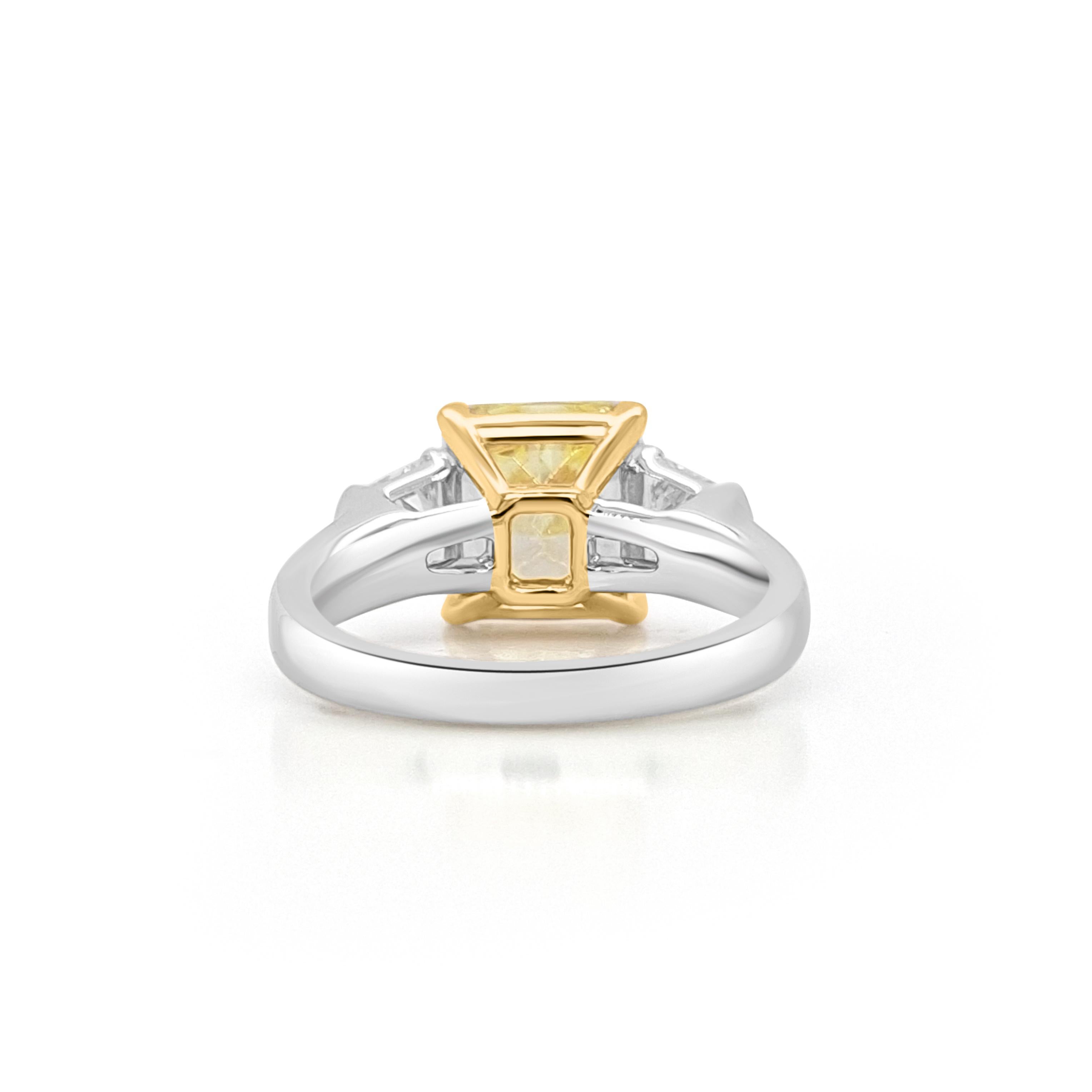 Contemporaneo GIA Certified Natural Fancy Intense Yellow Diamond Anello con diamante bianco in oro 18 carati in vendita