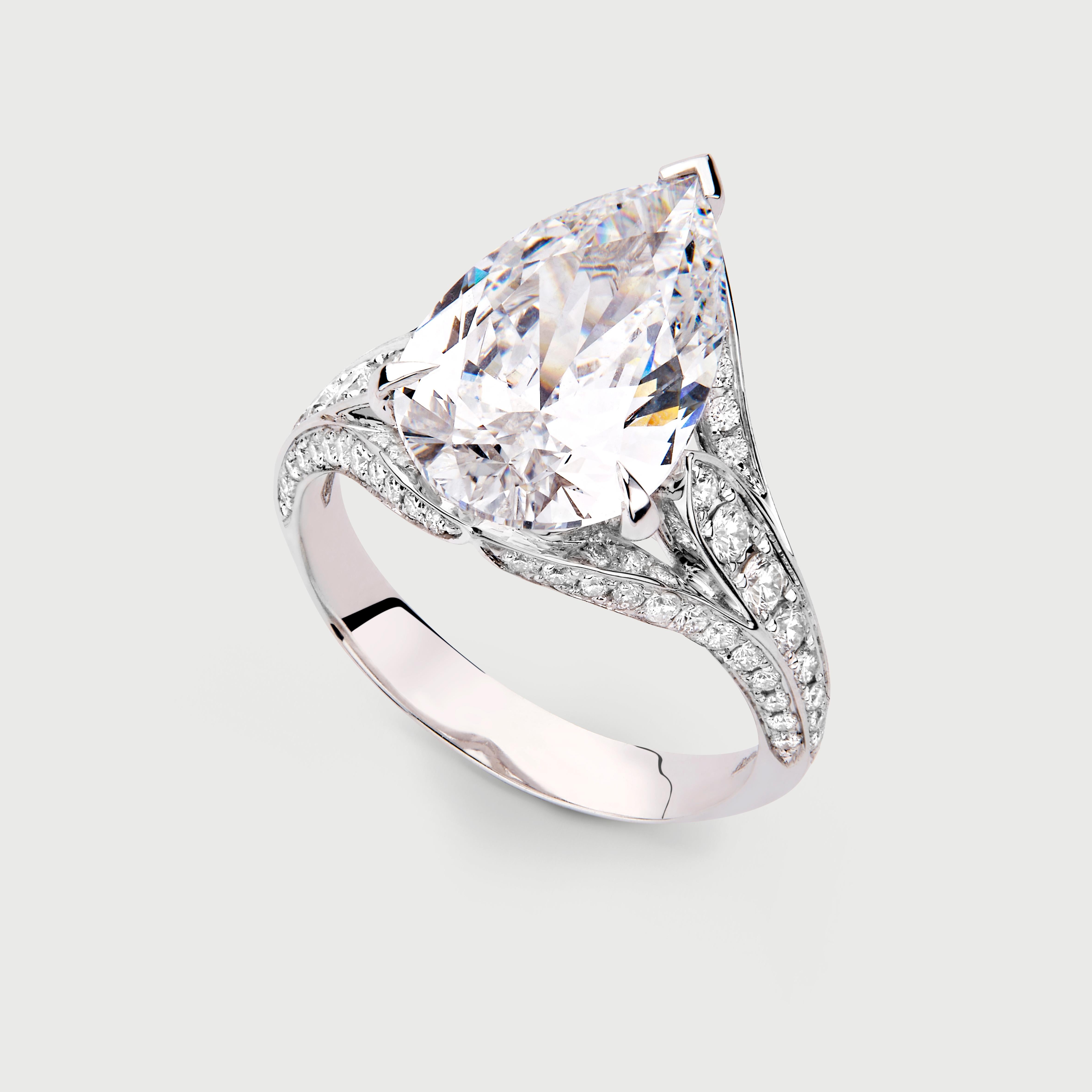 Este anillo puede llevarse como anillo de compromiso o como anillo de cóctel. 

Diamante talla brillante pera 
Certificado GIA E/VS2: 4,01 cts
Diamantes blancos talla brillante redonda: 0,66 cts.
Oro blanco de 18 quilates Peso: 4,25 gr.

Anillo