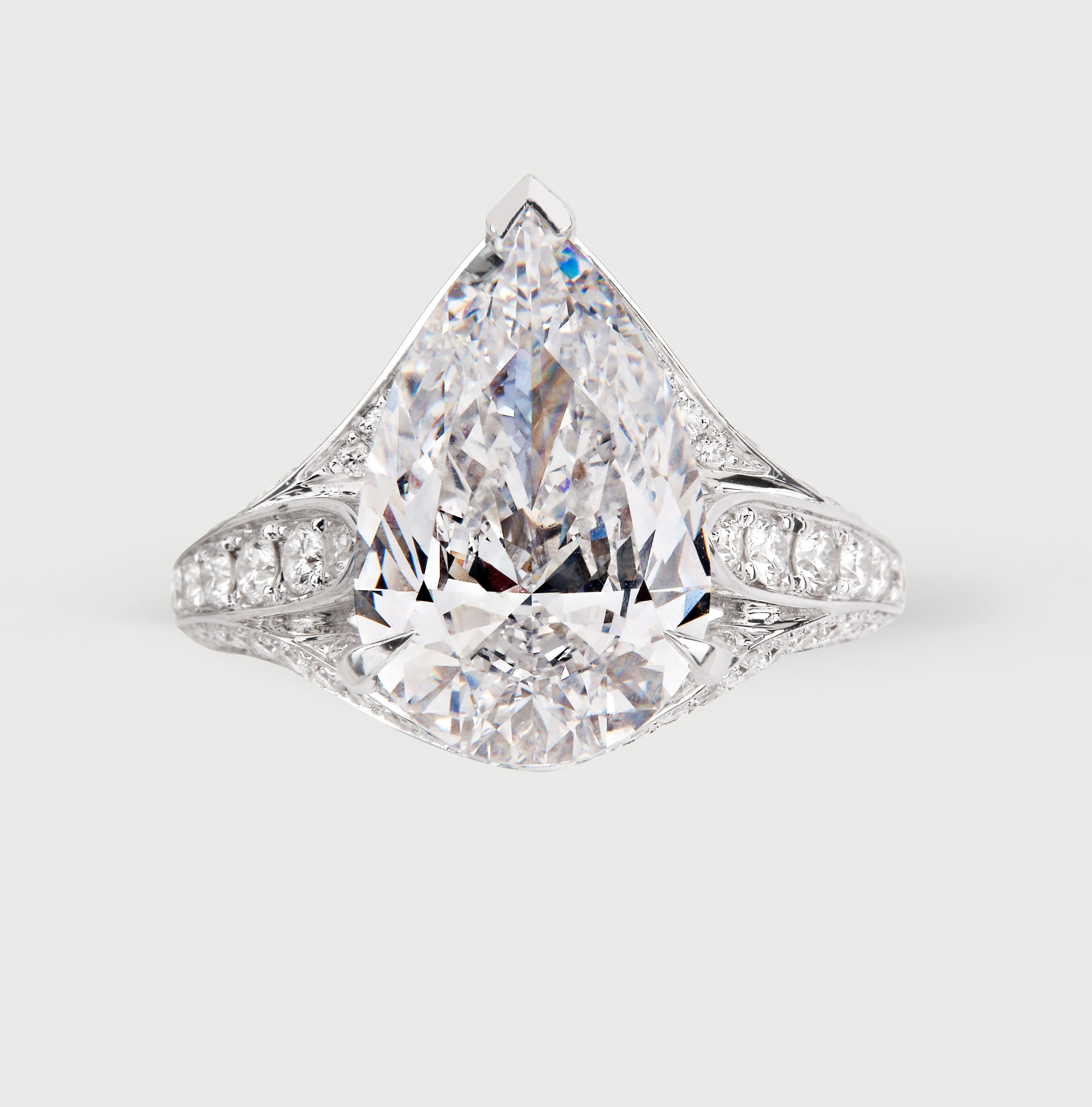 Anillo de compromiso de diamantes pera de 4 quilates Corte pera en venta