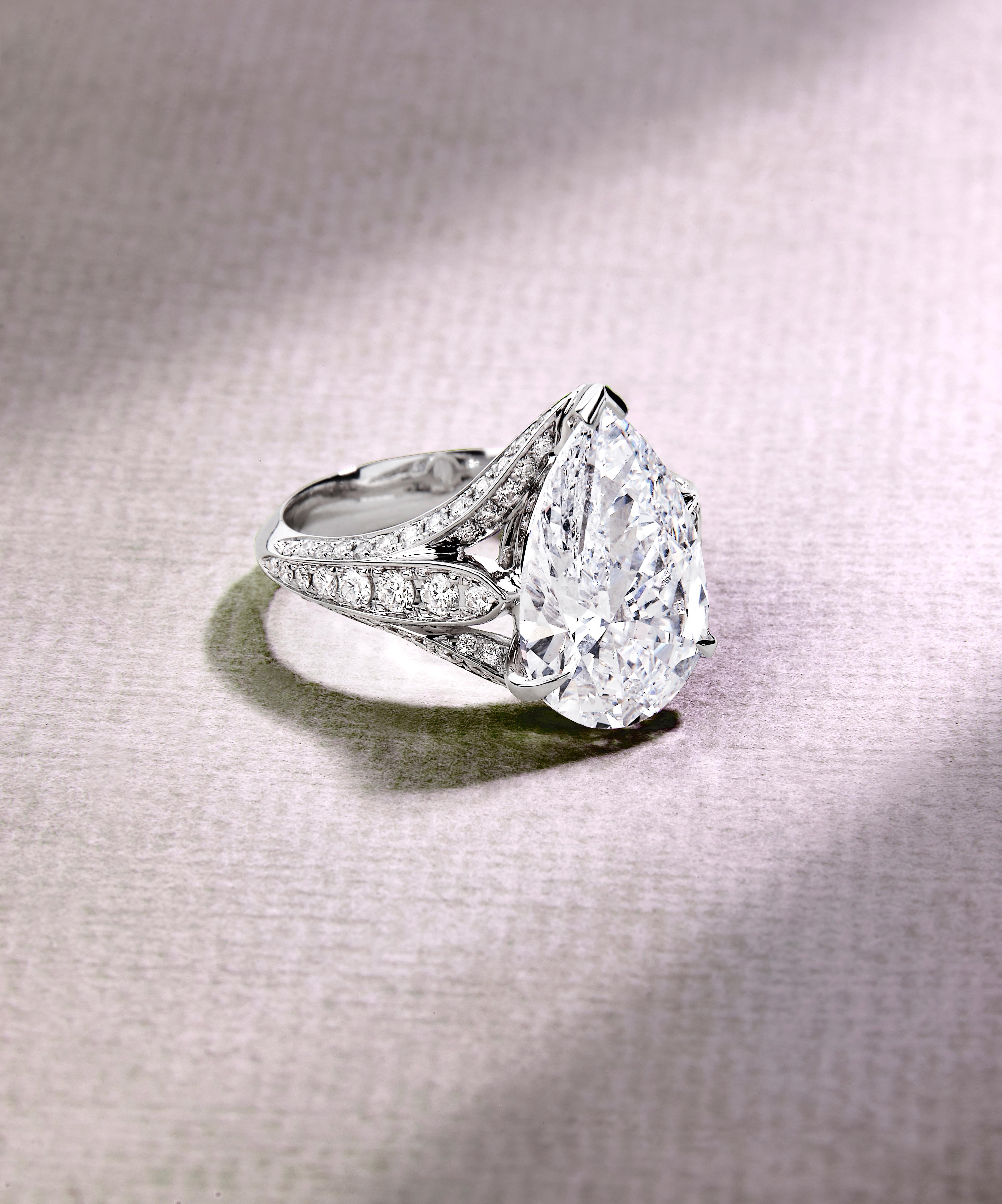 Anillo de compromiso de diamantes pera de 4 quilates en Excelente estado para la venta en Paris, IDF