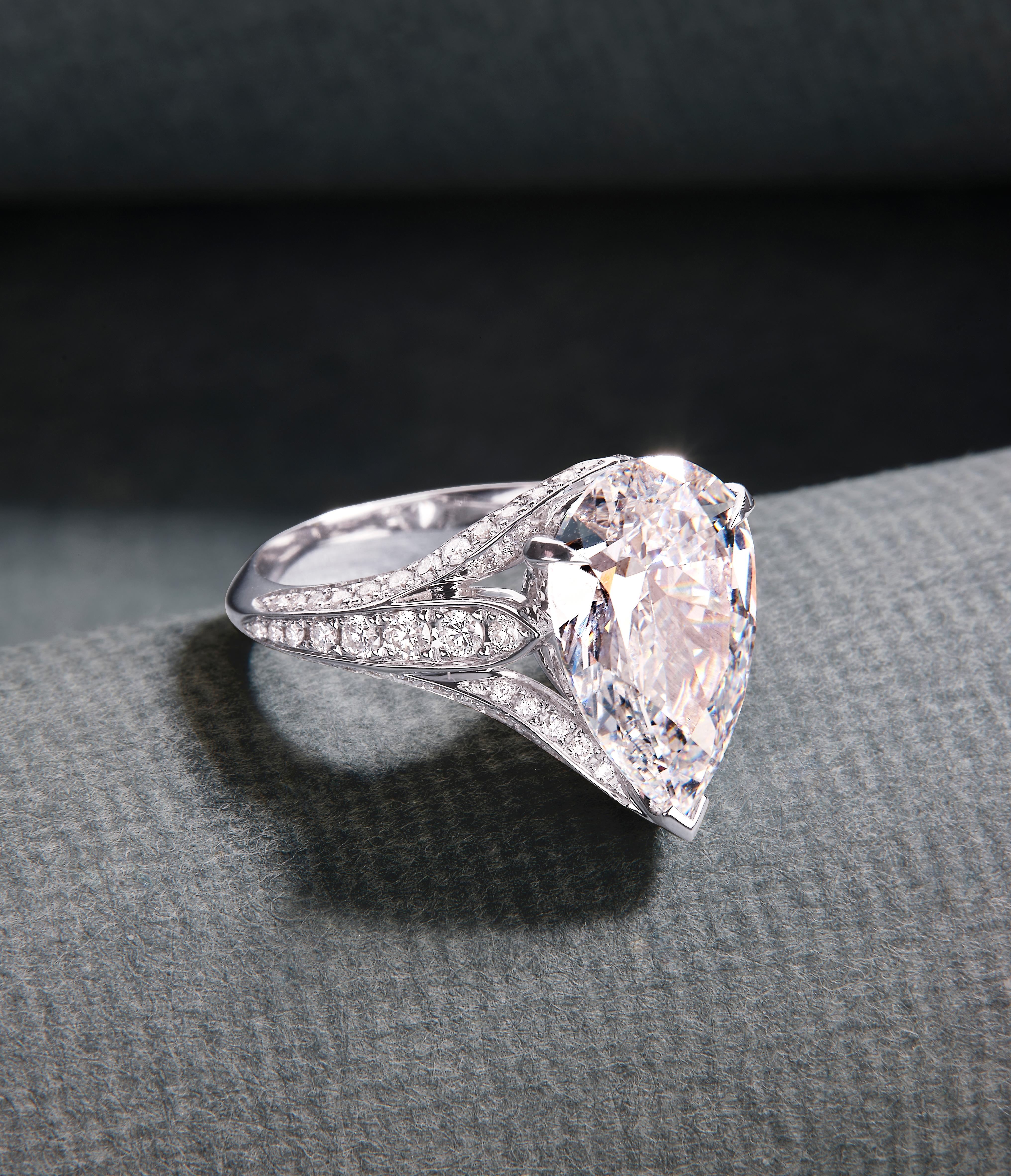 Anillo de compromiso de diamantes pera de 4 quilates en venta 1