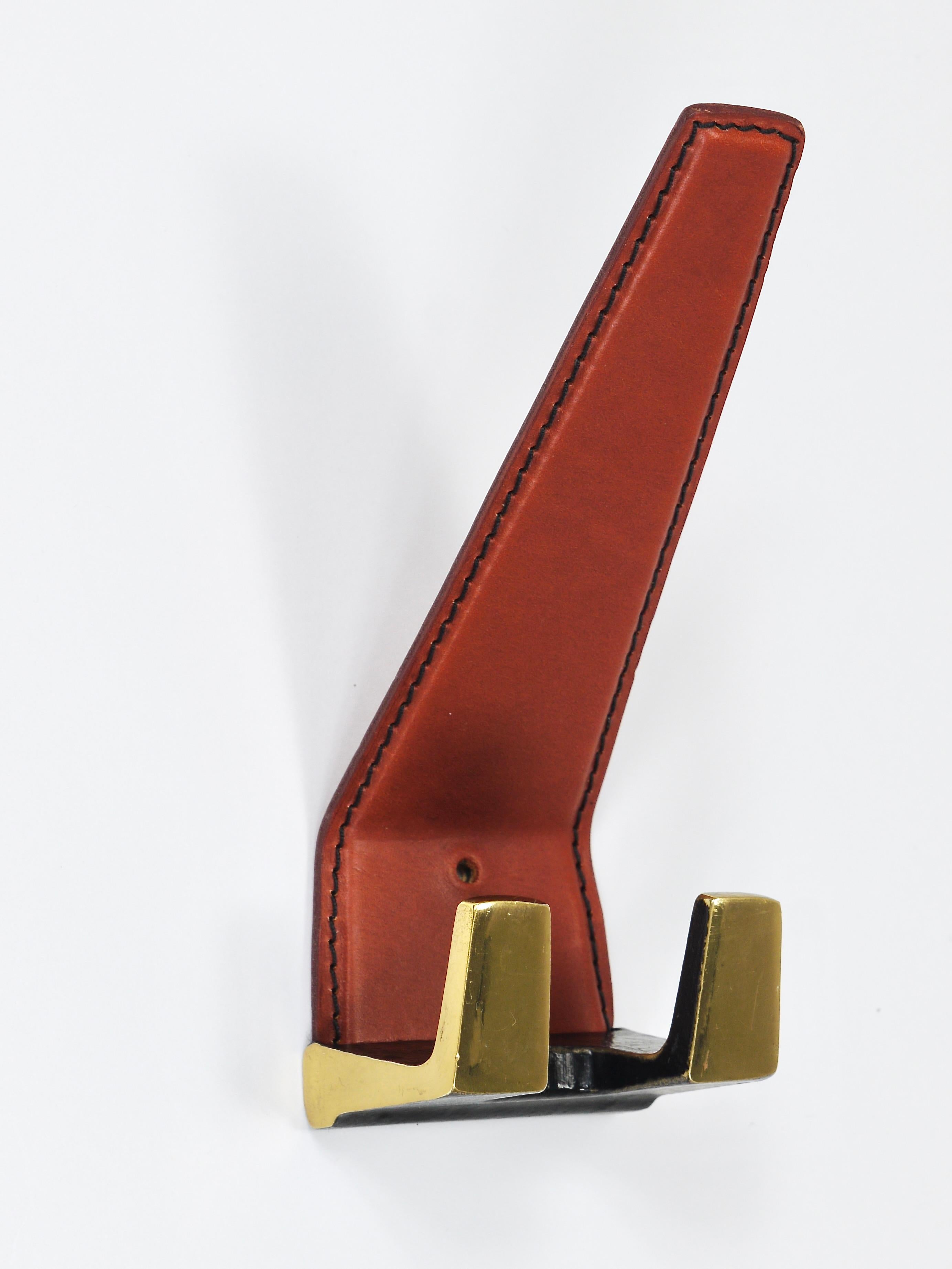 4 Carl Auböck Style Mid-Century Brass & Leather Wall Coat Hooks, Austria, 1950s In Good Condition In Vienna, AT