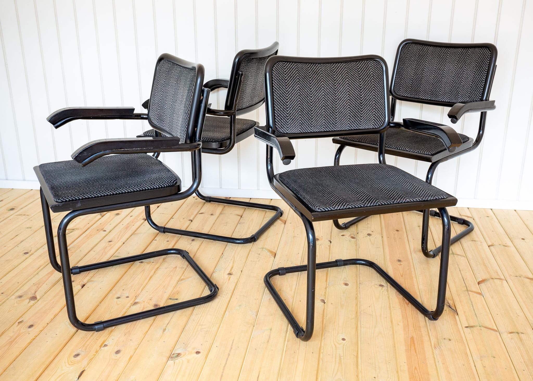 Un ensemble rare de quatre fauteuils noirs super-stylés des années 1980 'Cesca S64' en bon état vintage. Conçu par le géant du Bauhaus, Marcel Breuer, cet ensemble de quatre fauteuils datés de 1987 est empreint du cool des années 1980 et a été