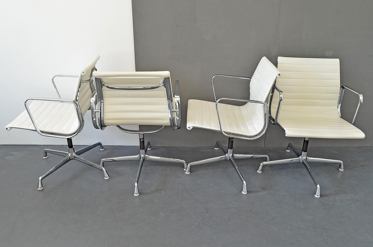 Seating Set with four Aluminium Swivel Chairs EA 108 and one Segmented table with round tabletop and aluminium frame. By Charles & Ray Eames for Hermann Miller made by Vitra, 1980s.
Measures: Chair: D x W x H = 57 x 58 x 88cm, SH = 49cm.
Table: H