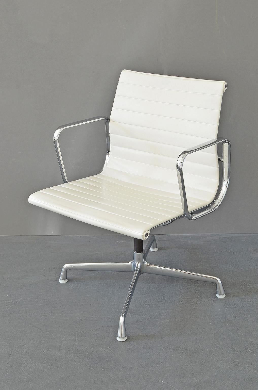 4 Swivelchair EA108 & Table by Charles&Ray Eames for Herman Miller Made by Vitra In Good Condition In Nürnberg, Bavaria