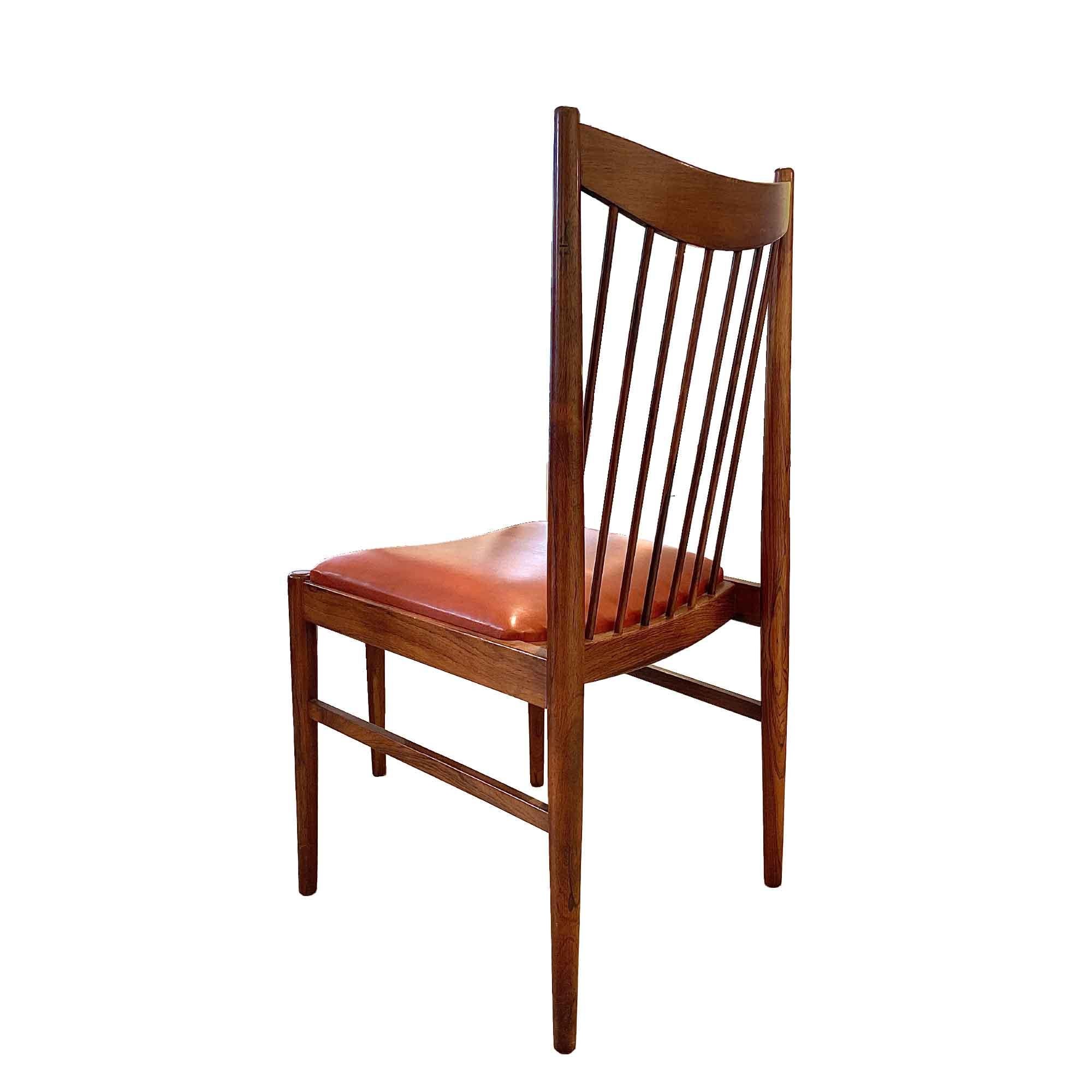 4 chaises en palissandre massif et cuir d'origine, par le grand designer danois Arne Vodder.
Leur forme graphique, à la fois raffinée et affirmée, ainsi que leur belle patine de cuir offrent une brillance subtile et donnent du chic à ces