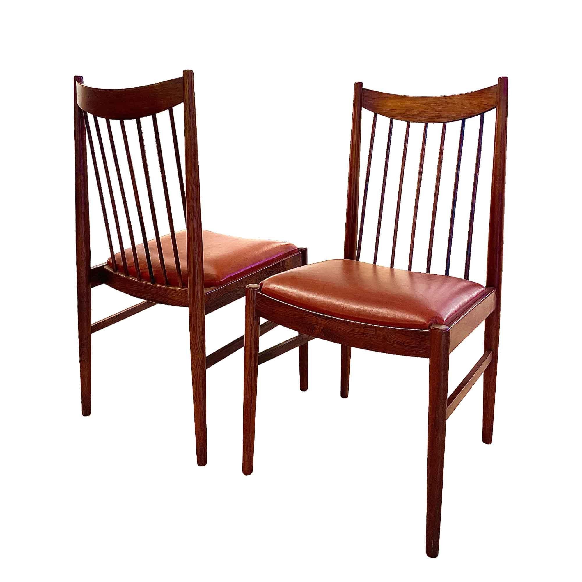 4 sedie in palissandro massiccio e pelle originale, opera del grande designer danese Arne Vodder.
La loro forma grafica, al tempo stesso raffinata e decisa, e la bella patina di pelle offrono una sottile lucentezza e conferiscono chic a queste
