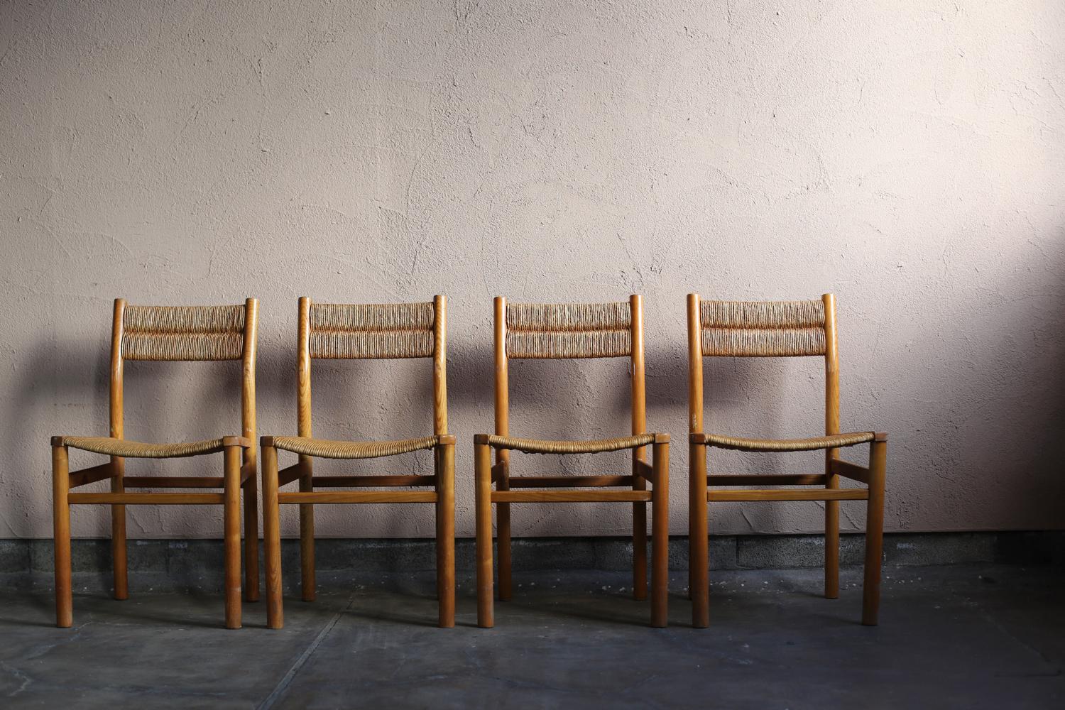 This suite of four chairs from the Week-end series was designed in the 1950s in France by designer Pierre Gautier-Delaye and then edited by Vergnere. It is made up of a structure with four log legs in ash, a seat and a backrest in woven