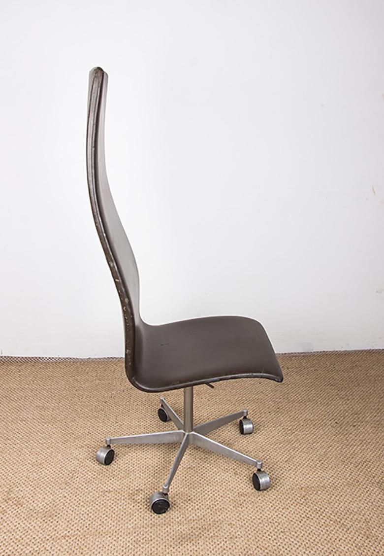 4 Stühle, hohe Rückenlehne, aus Leder und Aluminium, Modell Oxford von Arne Jacobsen. im Angebot 3