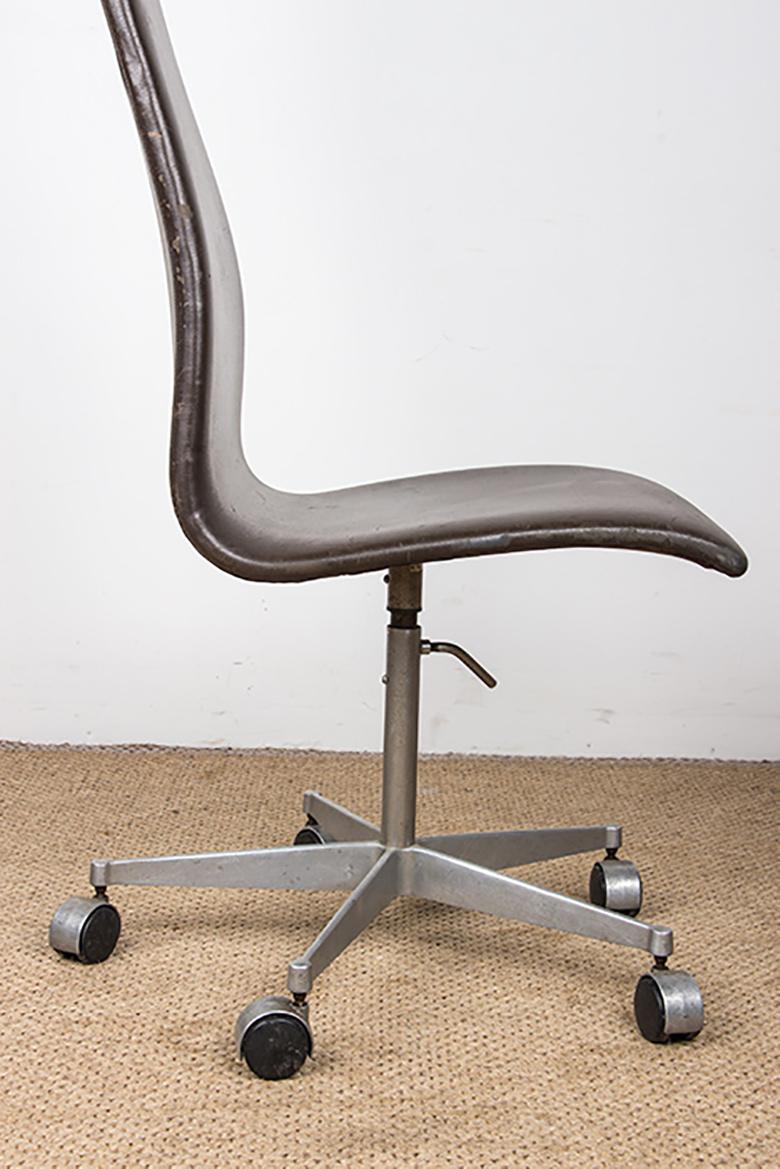 4 Stühle, hohe Rückenlehne, aus Leder und Aluminium, Modell Oxford von Arne Jacobsen. im Angebot 4