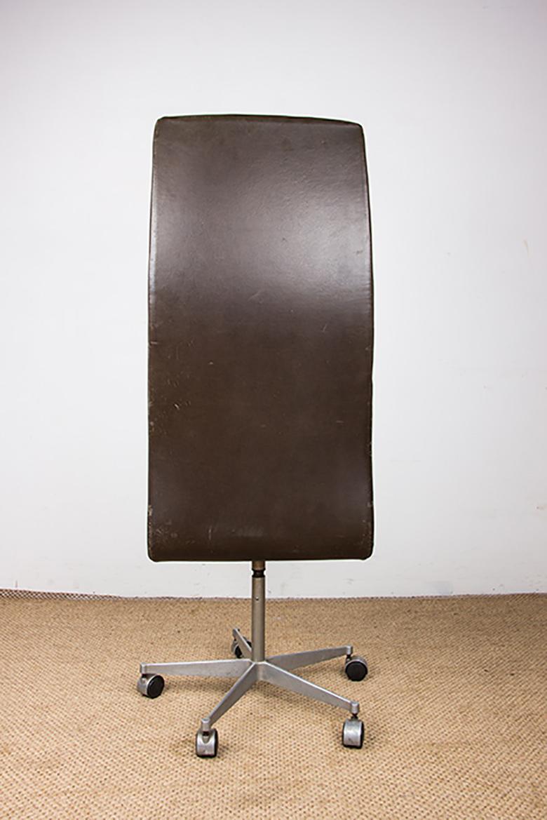 4 Stühle, hohe Rückenlehne, aus Leder und Aluminium, Modell Oxford von Arne Jacobsen. im Angebot 5