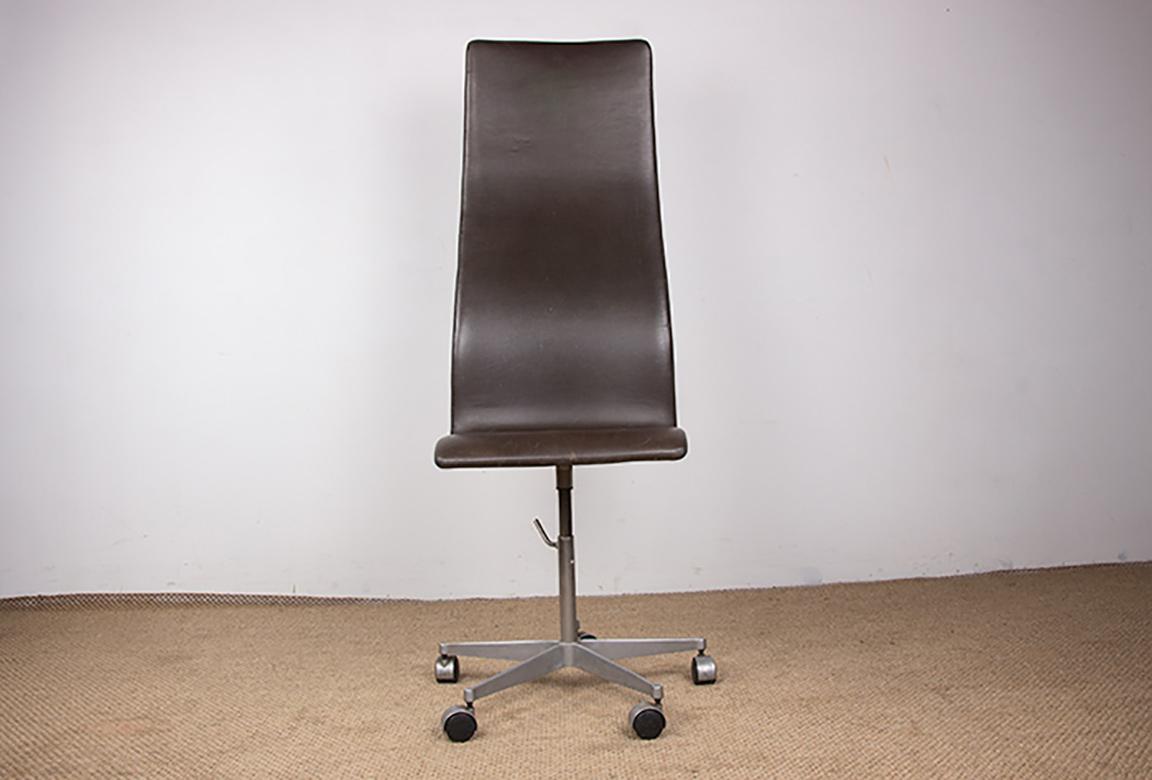 4 Stühle, hohe Rückenlehne, aus Leder und Aluminium, Modell Oxford von Arne Jacobsen. im Angebot 6