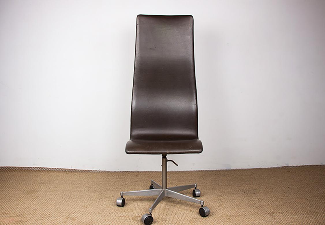 4 Stühle, hohe Rückenlehne, aus Leder und Aluminium, Modell Oxford von Arne Jacobsen. (Dänisch) im Angebot