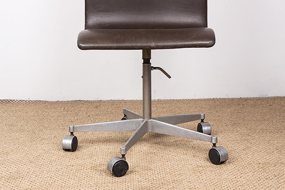 4 Stühle, hohe Rückenlehne, aus Leder und Aluminium, Modell Oxford von Arne Jacobsen. im Zustand „Gut“ im Angebot in JOINVILLE-LE-PONT, FR