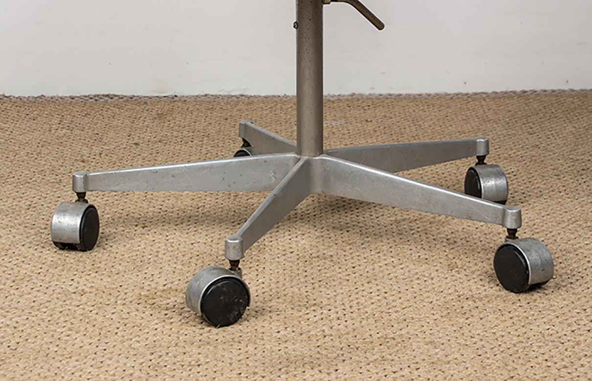 4 Stühle, hohe Rückenlehne, aus Leder und Aluminium, Modell Oxford von Arne Jacobsen. (Ende des 20. Jahrhunderts) im Angebot