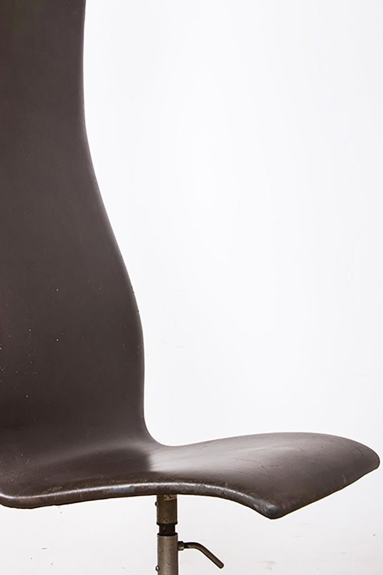 4 Stühle, hohe Rückenlehne, aus Leder und Aluminium, Modell Oxford von Arne Jacobsen. (Edelstahl) im Angebot