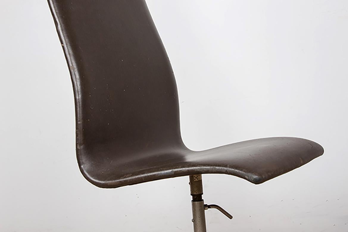 4 Stühle, hohe Rückenlehne, aus Leder und Aluminium, Modell Oxford von Arne Jacobsen. im Angebot 1