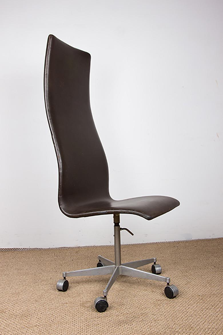 4 Stühle, hohe Rückenlehne, aus Leder und Aluminium, Modell Oxford von Arne Jacobsen. im Angebot 2