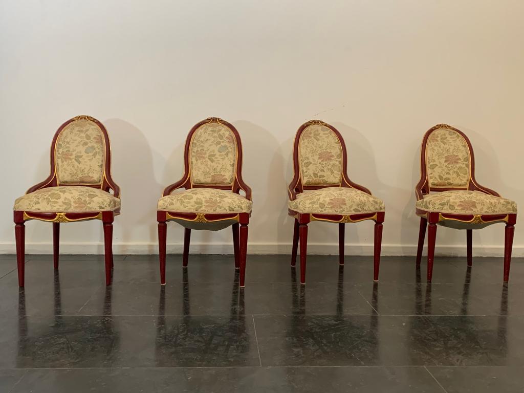 Groupe de 4 chaises Art Déco, années 1930. Structure en bois laqué avec détails à la feuille d'or, assise et dossier recouverts de tissu floral. La sellerie est d'origine et en excellent état.
L'emballage avec du papier bulle et des boîtes en carton