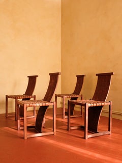 4 chaises en cuir et bois teinté, design italien du milieu du siècle dernier, années 70