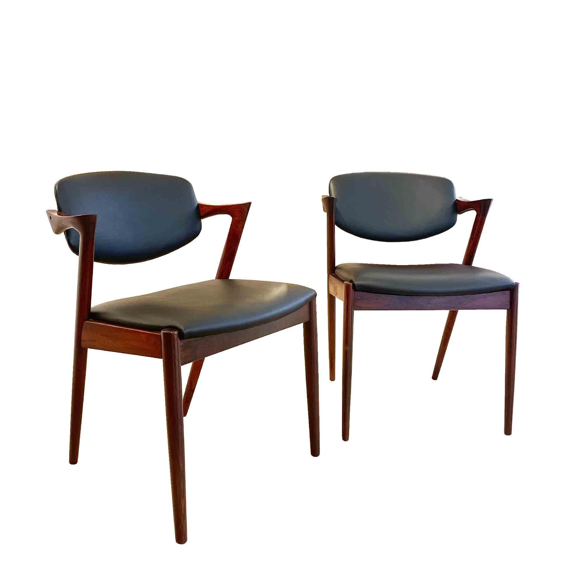 Zartheit und Eleganz charakterisieren Kristiansens modernistisches Design am besten. 1956 entwarf er sein berühmtestes Produkt, den Stuhl Nr. 42 für Schou Andersen. Die elegant geschwungene Rückenlehne und die schön gedrechselten Armlehnen schaffen