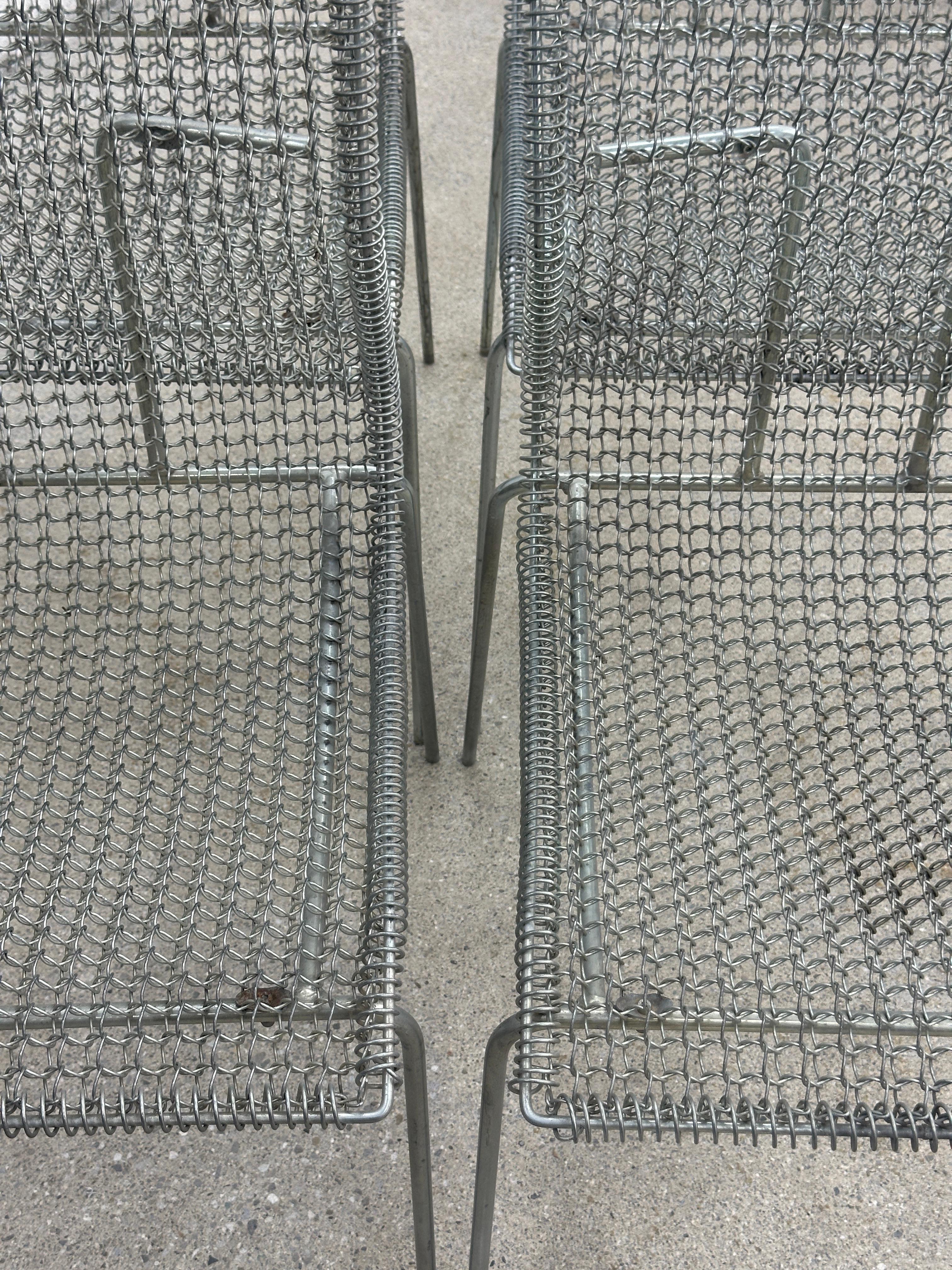 This chair was designed by architect and designer Niall O'Flynn for the Dutch manufacturer Spectrum in 1997.
It was produced for a short period of four years.
This chair is rare and a unique piece of Dutch design.
It features a galvanized tubular