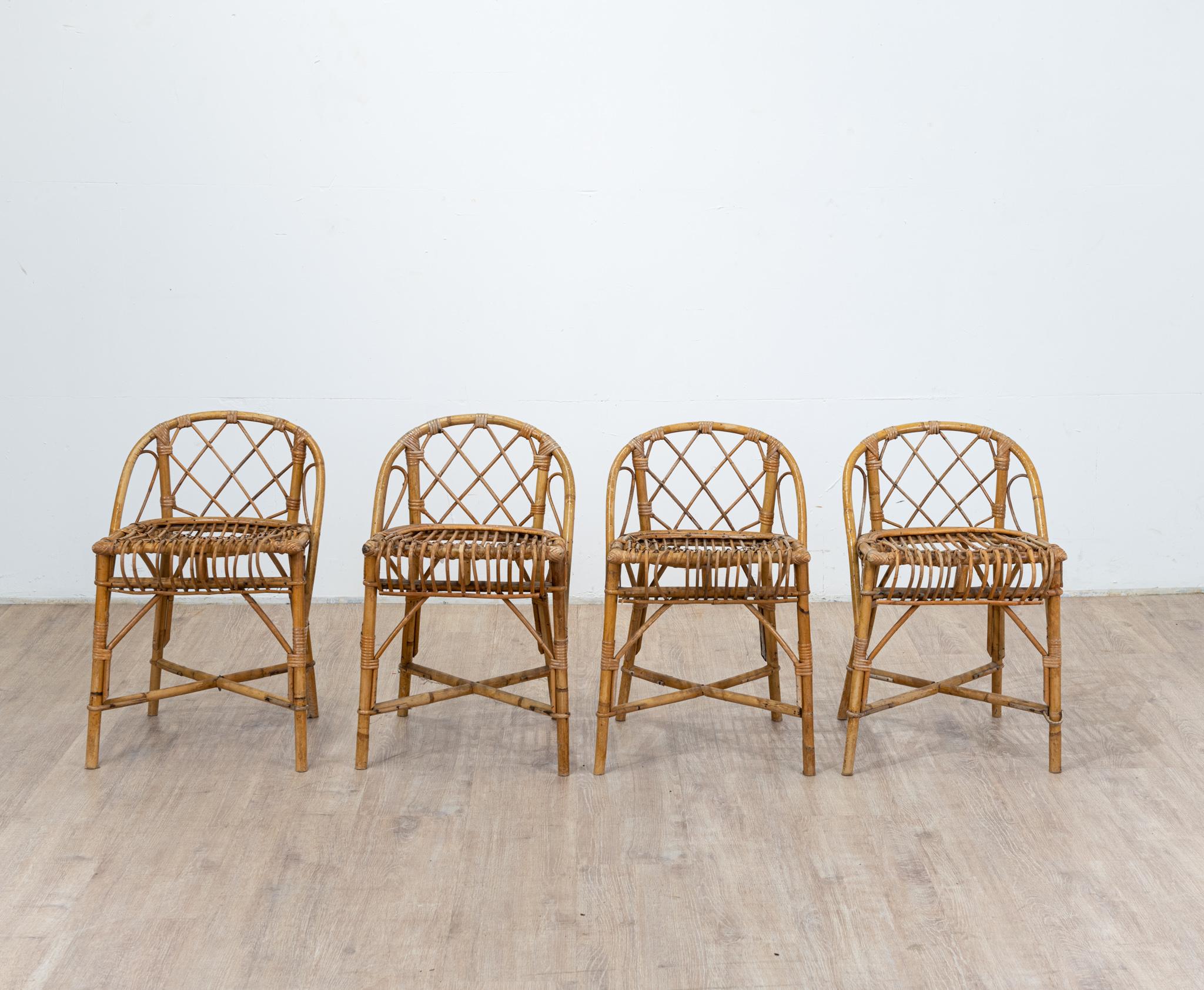 Série de 4 chaises à dossier bas en rotin travail français des années 1960