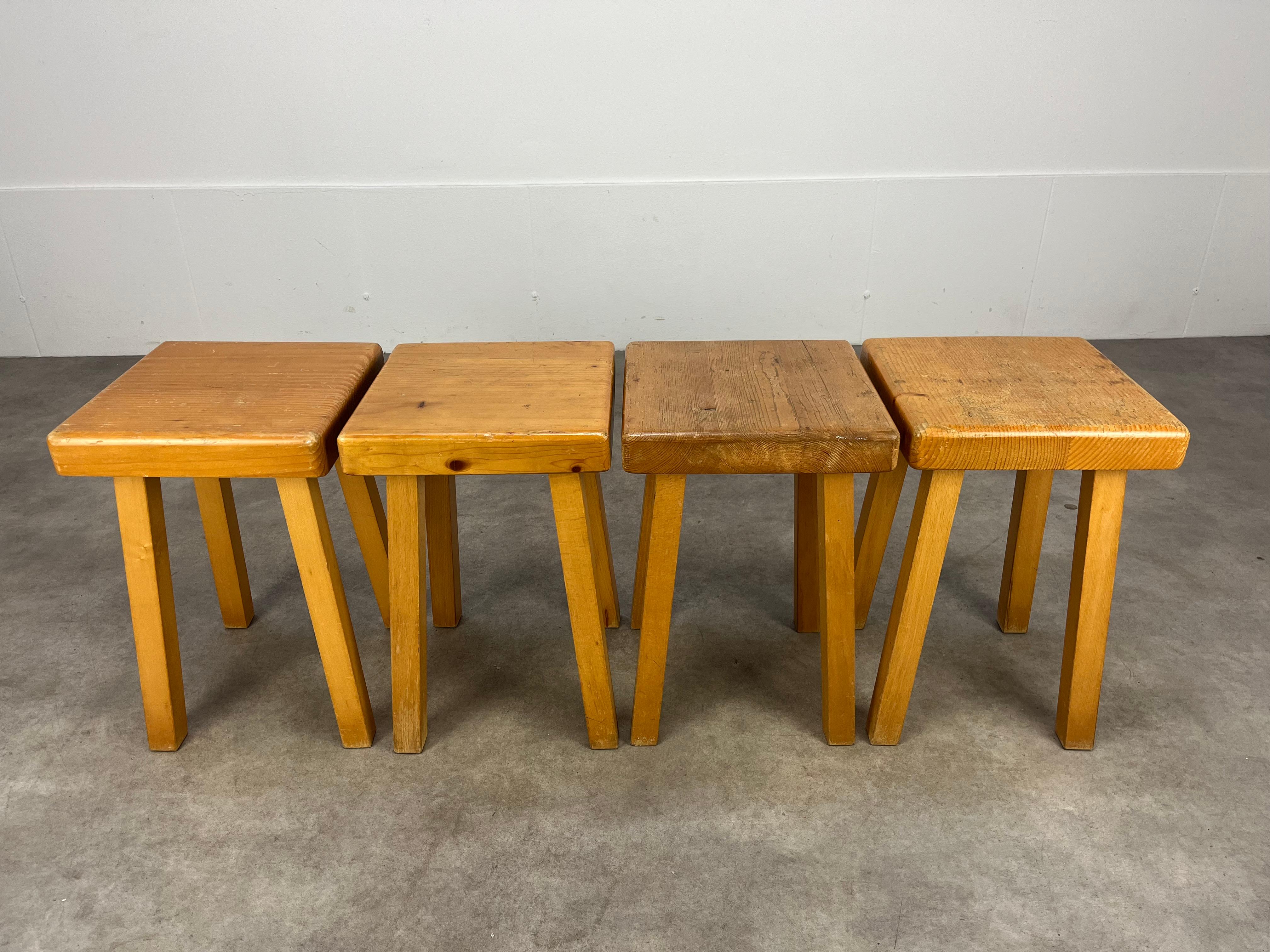 4 Charlotte Perriand pine stools, Les Arcs, 1960's In Good Condition For Sale In BELFORT, FR