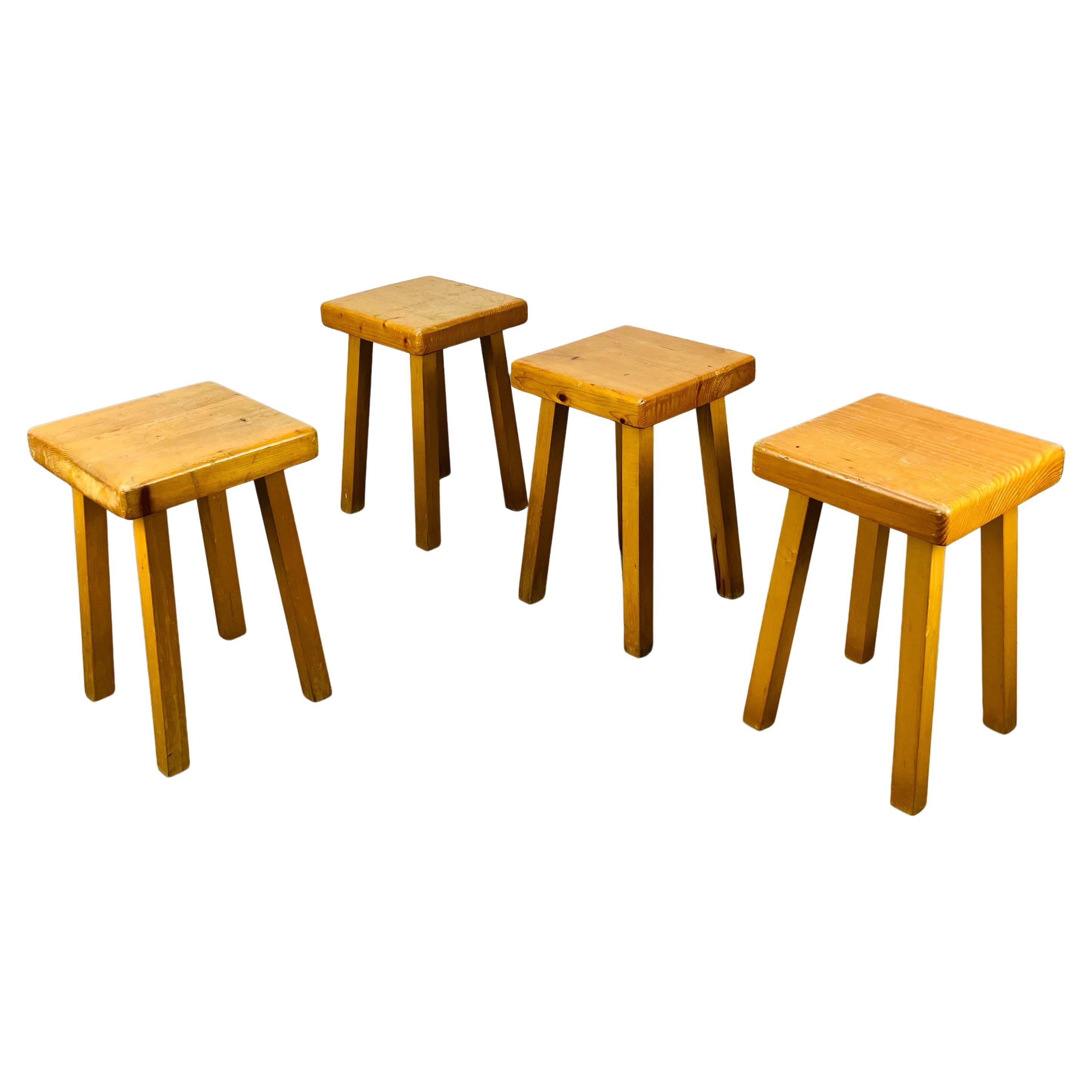 4 tabourets en pin Charlotte Perriand, Les Arcs, années 1960