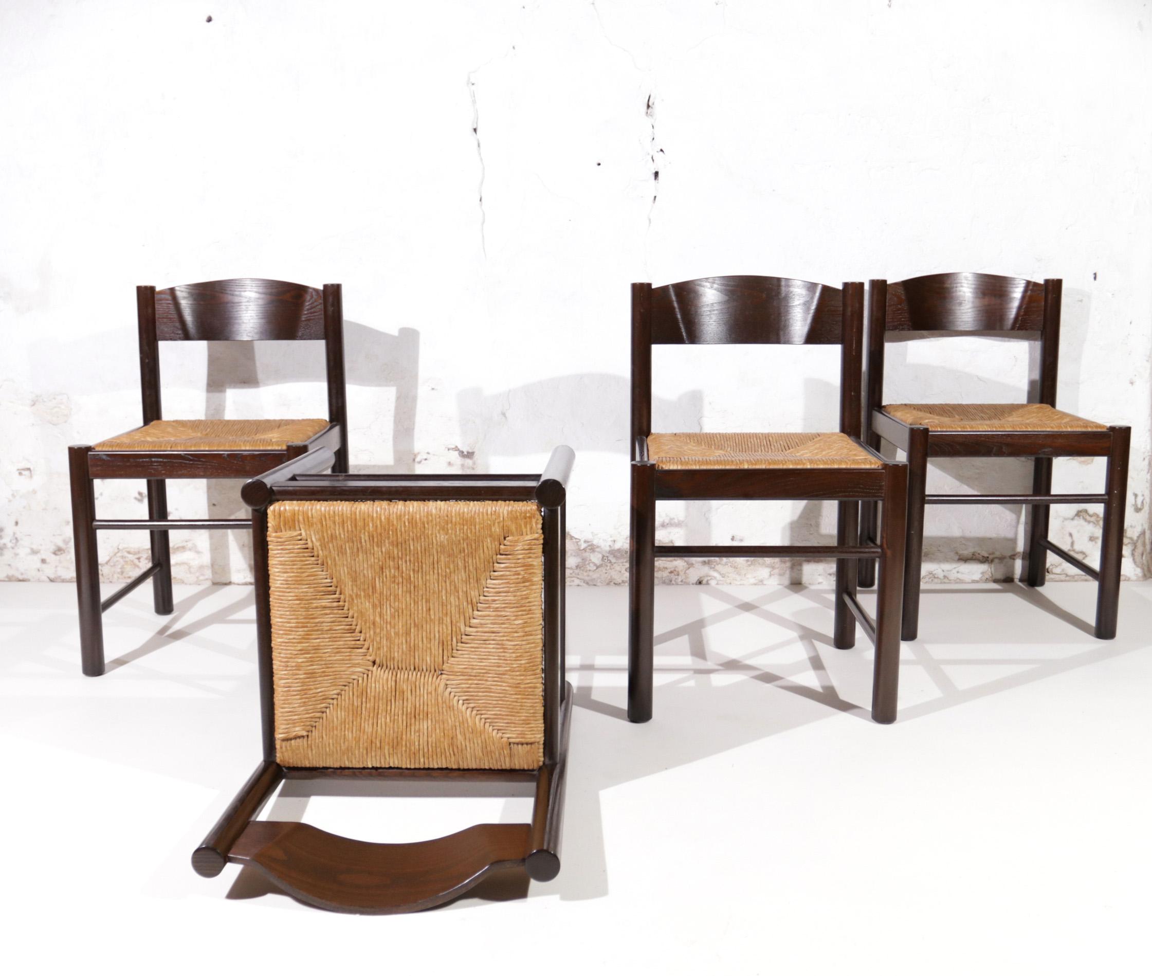 Schöner Satz von 4 Esszimmerstühlen in der Art von Charlotte Perriand.
Massive, dunkelbraun lackierte Holzstühle mit Sitzflächen aus Schilfrohr oder Binsen.
