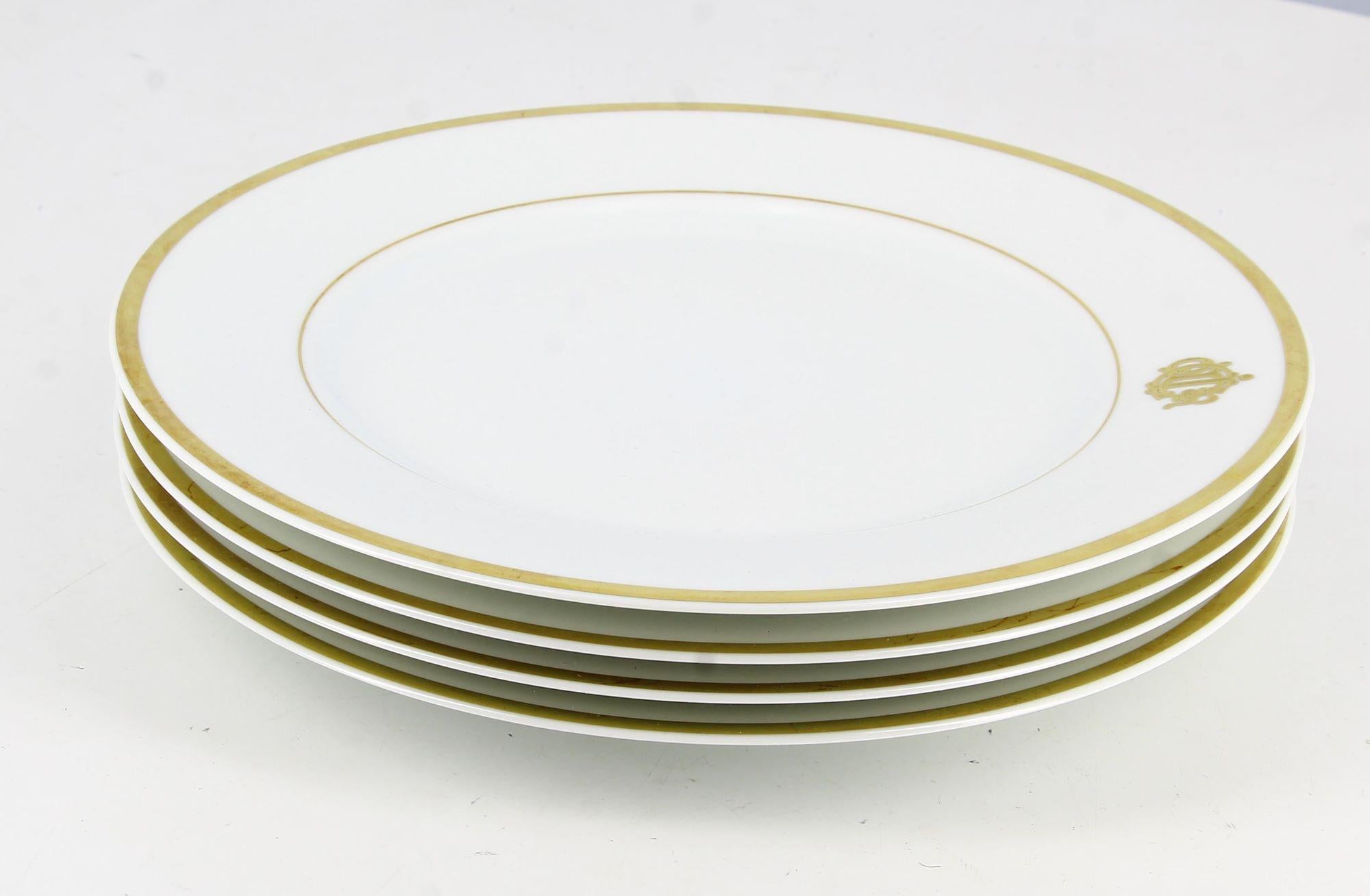 

4 Christian Dior Limoges Porcelain Plates

-Good condition. Shows very slight traces of wear and tear over time.
- 4 Christian Dior plates in Limoges porcelain
- Dior golden logo
- Contour golden
- Packaging : Opulence luxury vintage dust