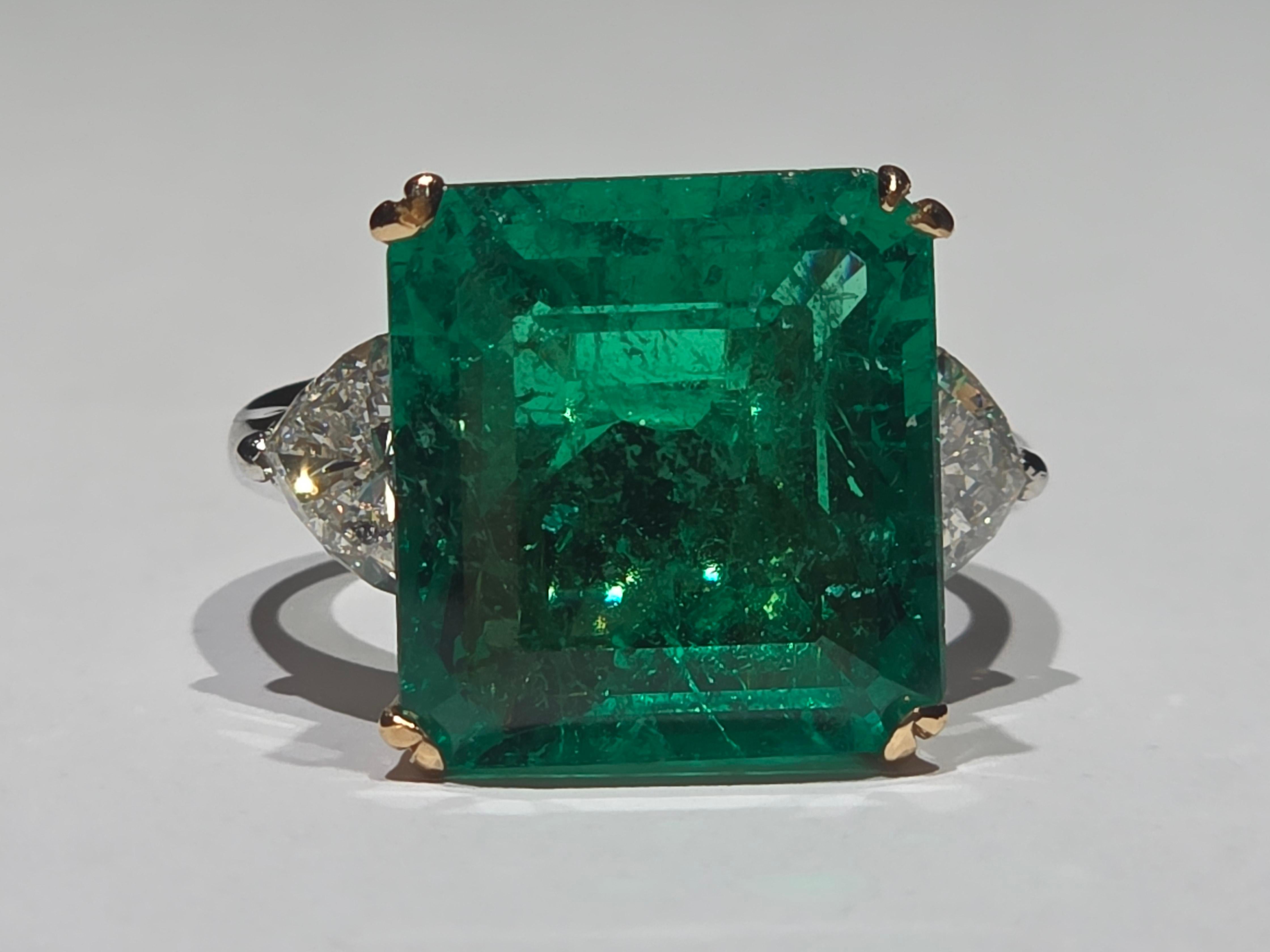 Gioielli Alber Mor
Smeraldo centrale super fine.
Certificato 11,02 carati.
Muzo colombiano Greene & Greene
Anello con diamante.
Un raro Gubelin Certificato Nature
Anello con smeraldo e diamante
Lo smeraldo da 11,02 carati è un Muzo colombiano
Greene