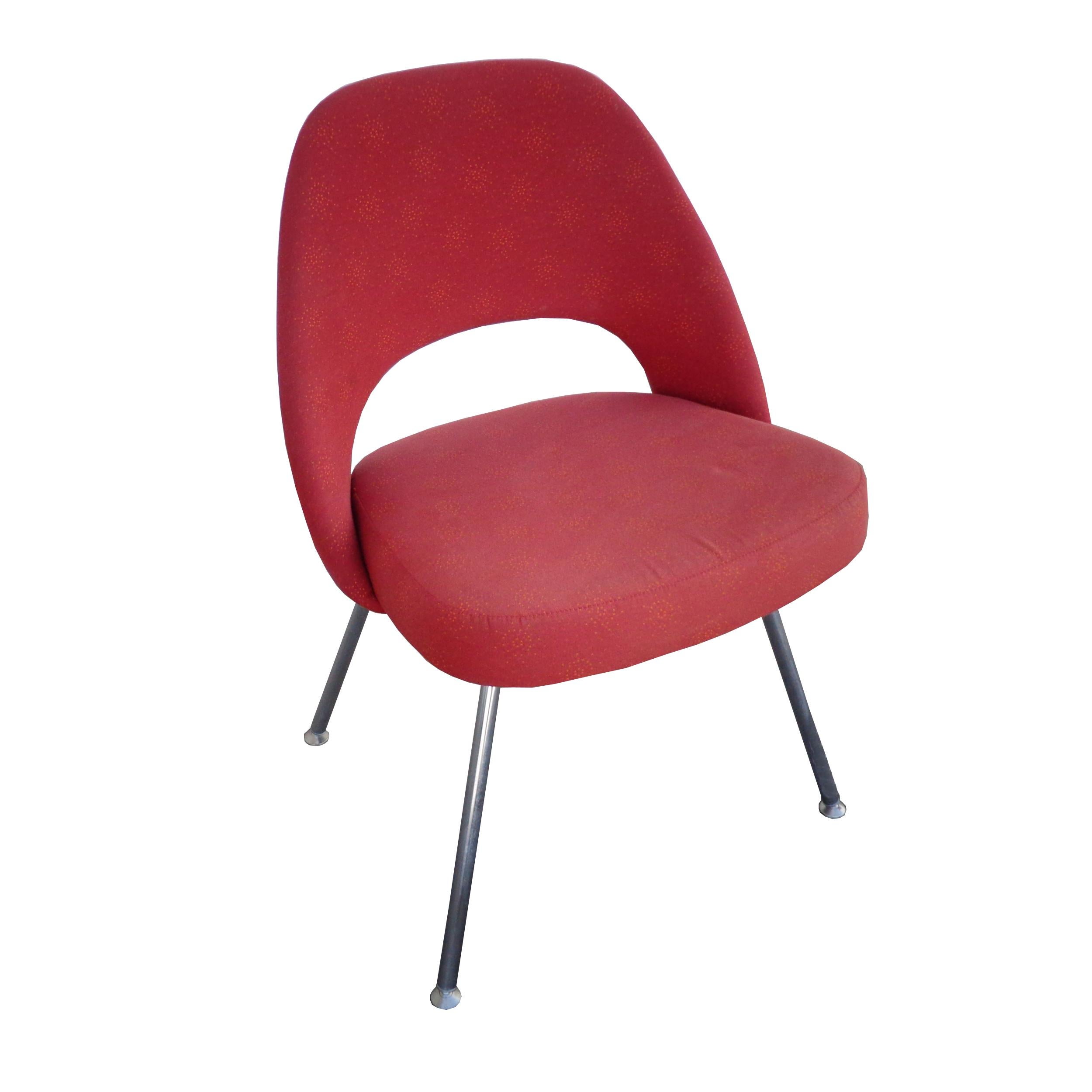 Satz von 6 Saarinen Beistellstühlen 

Klassische Saarinen Beistellstühle In Knoll Star Struck NanoTex Polsterung. 
Metallrohrbeine mit Bodengleitern aus Kunststoff.
