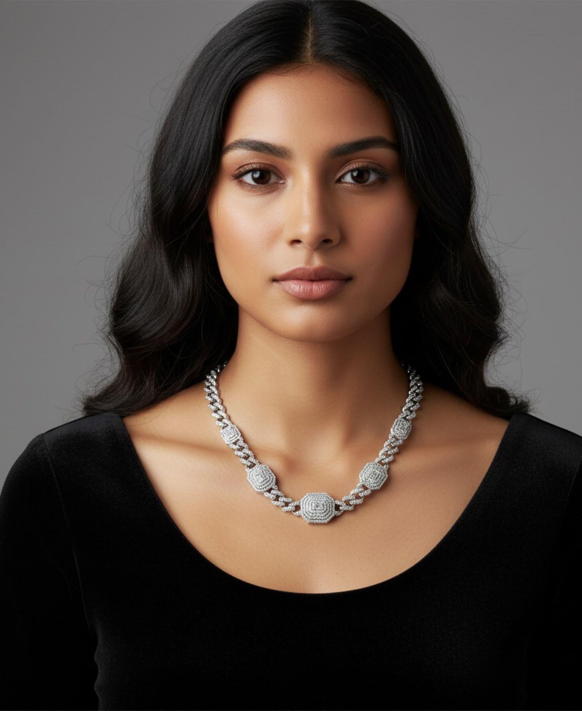 Il cuore di questa collana è costituito da una splendida serie di diamanti con taglio a baguette, per un totale di 4 carati. Ogni diamante viene accuratamente selezionato per la sua eccezionale qualità, mostrando una notevole chiarezza e