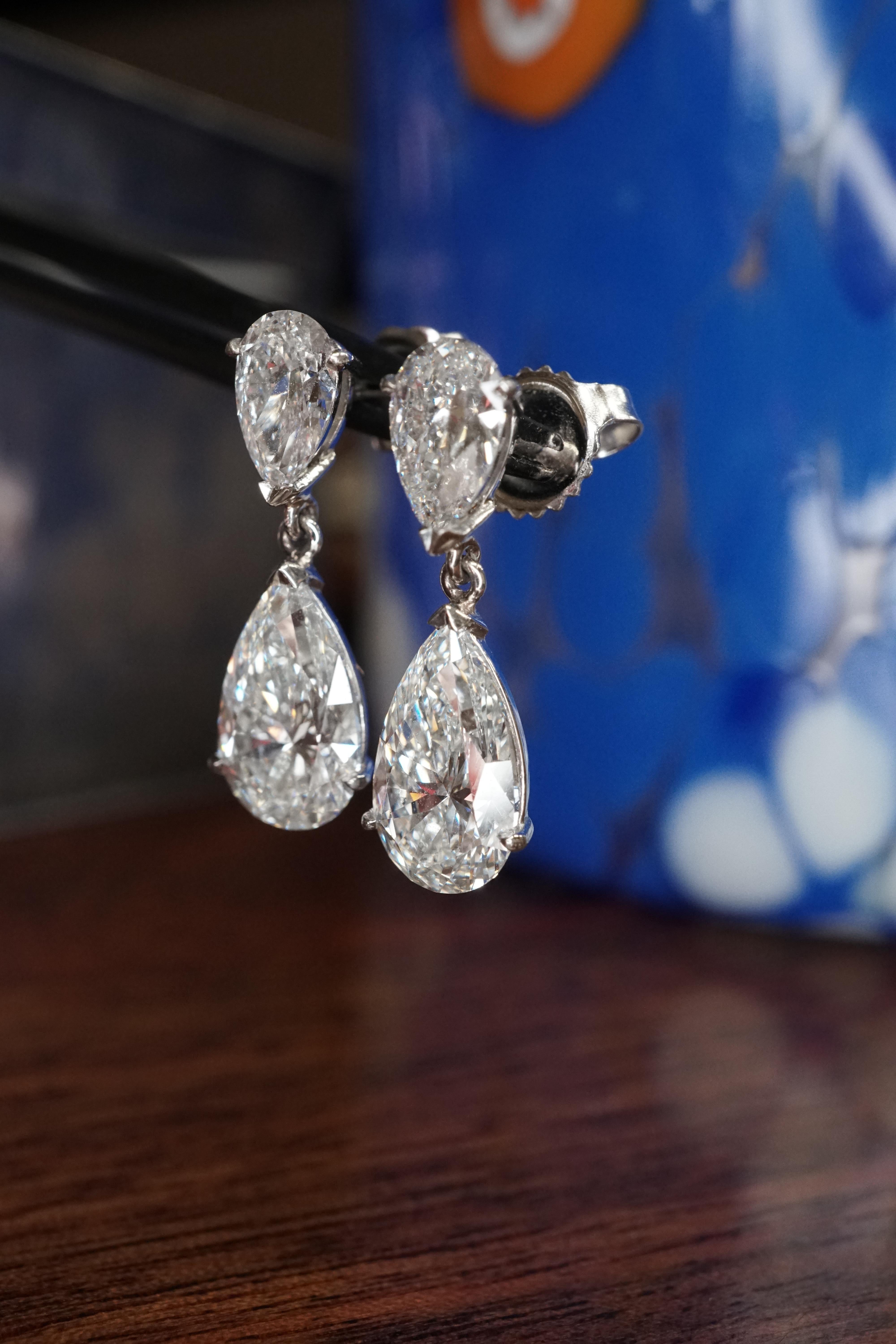 4 CT Dangling Pear Diamond Earrings In New Condition For Sale In New York, NY