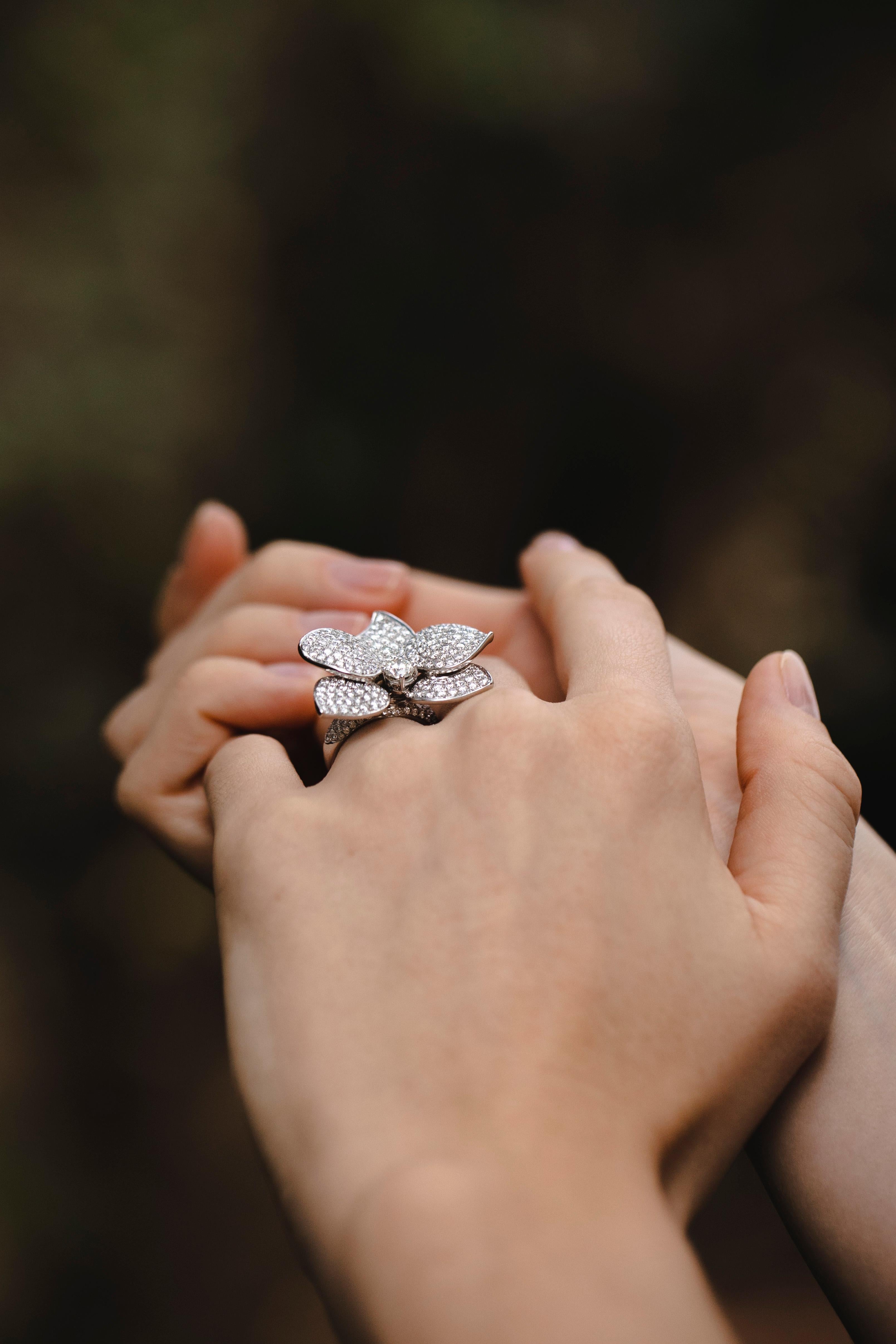 4 Ct Diamond Orchid Flower Ring 18K White Gold, 2000 In Good Condition In Herzelia, Tel Aviv