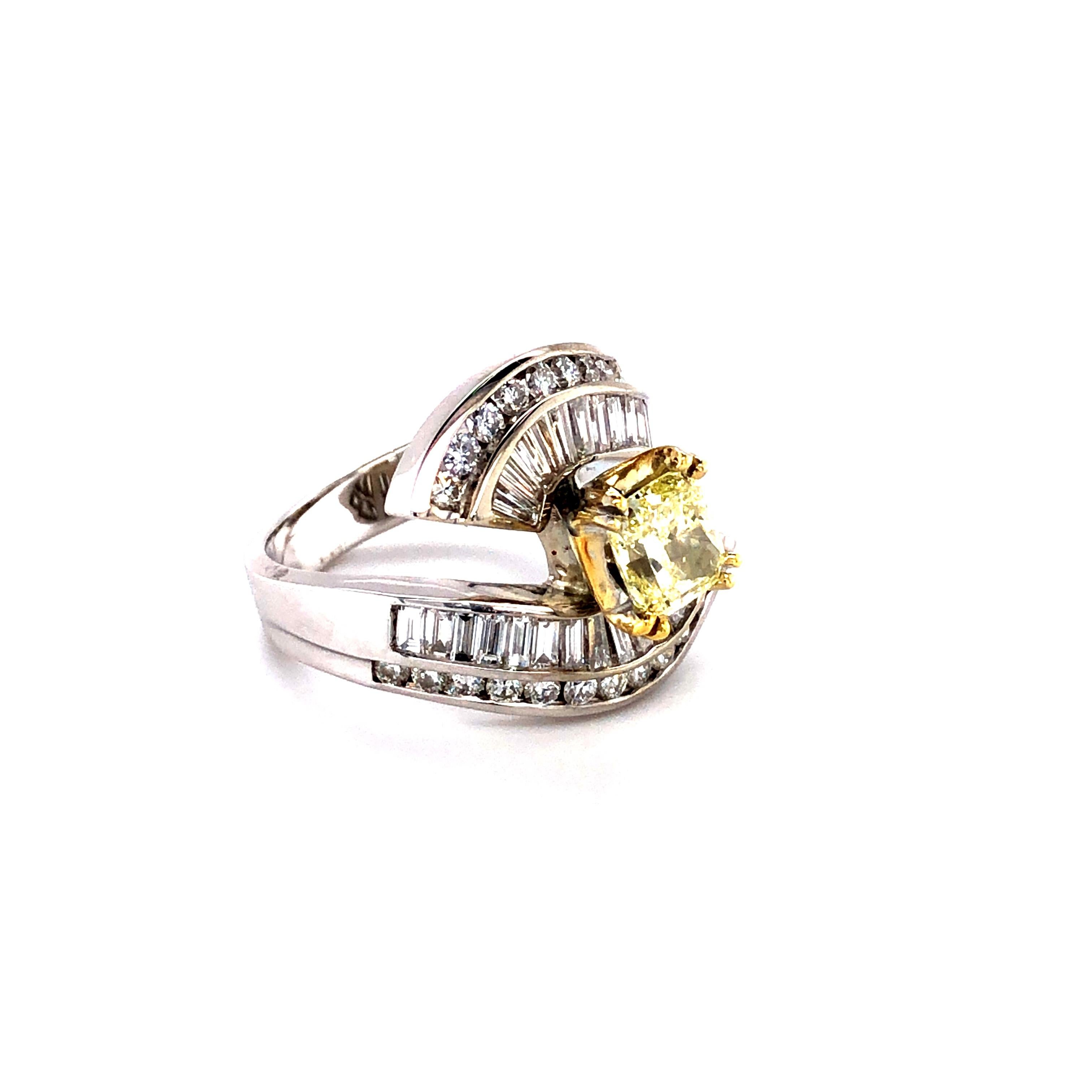 4 Carat Fancy Yellow and White Diamonds Engagement Ring, 18 Karat Gold In Excellent Condition In Miami, FL
