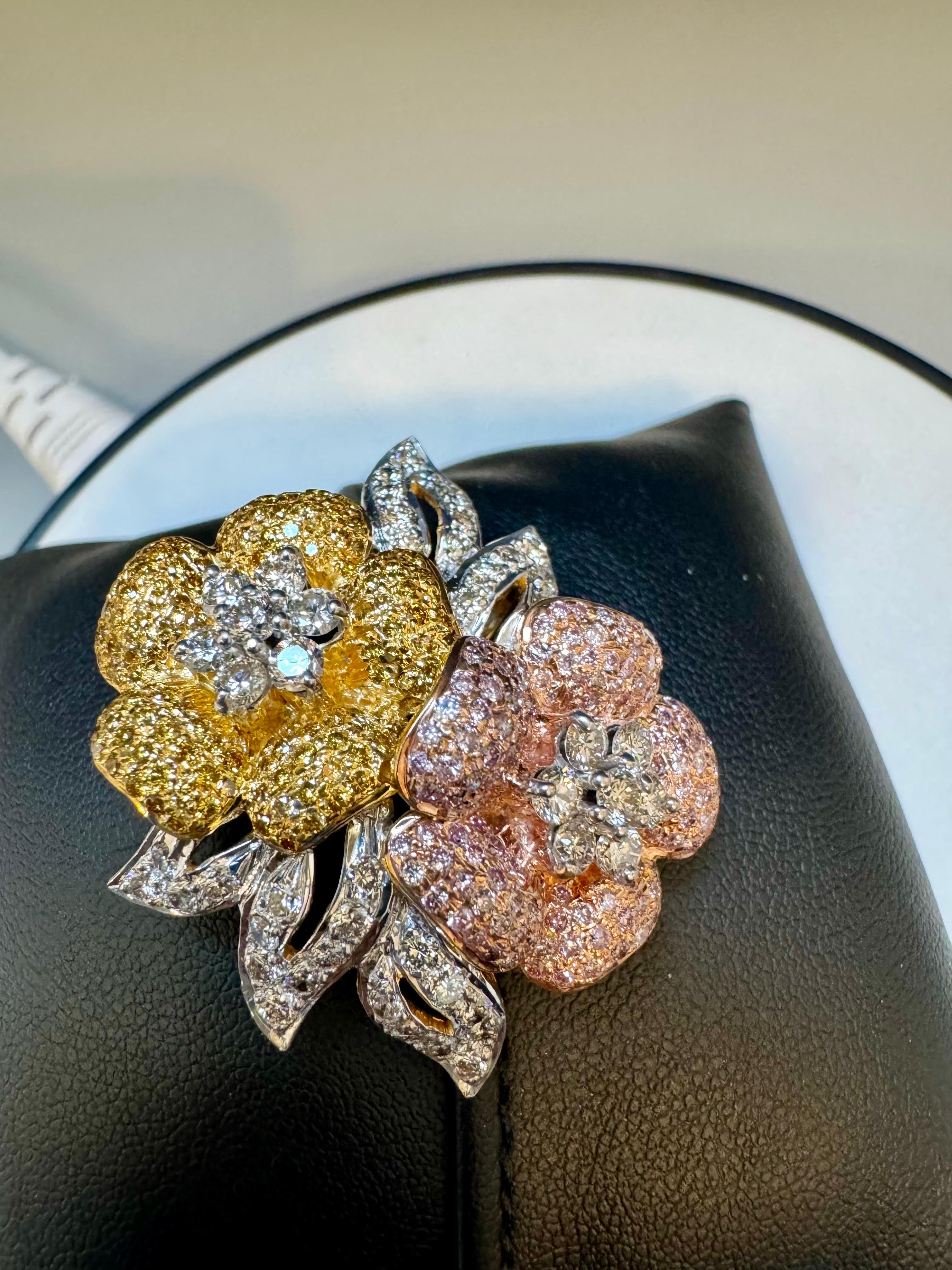 4 Karat natürliche Fancy Color Diamant-Blumen-Anstecknadel/Brosche in 18 Kt Multi Color Gold  Damen im Angebot