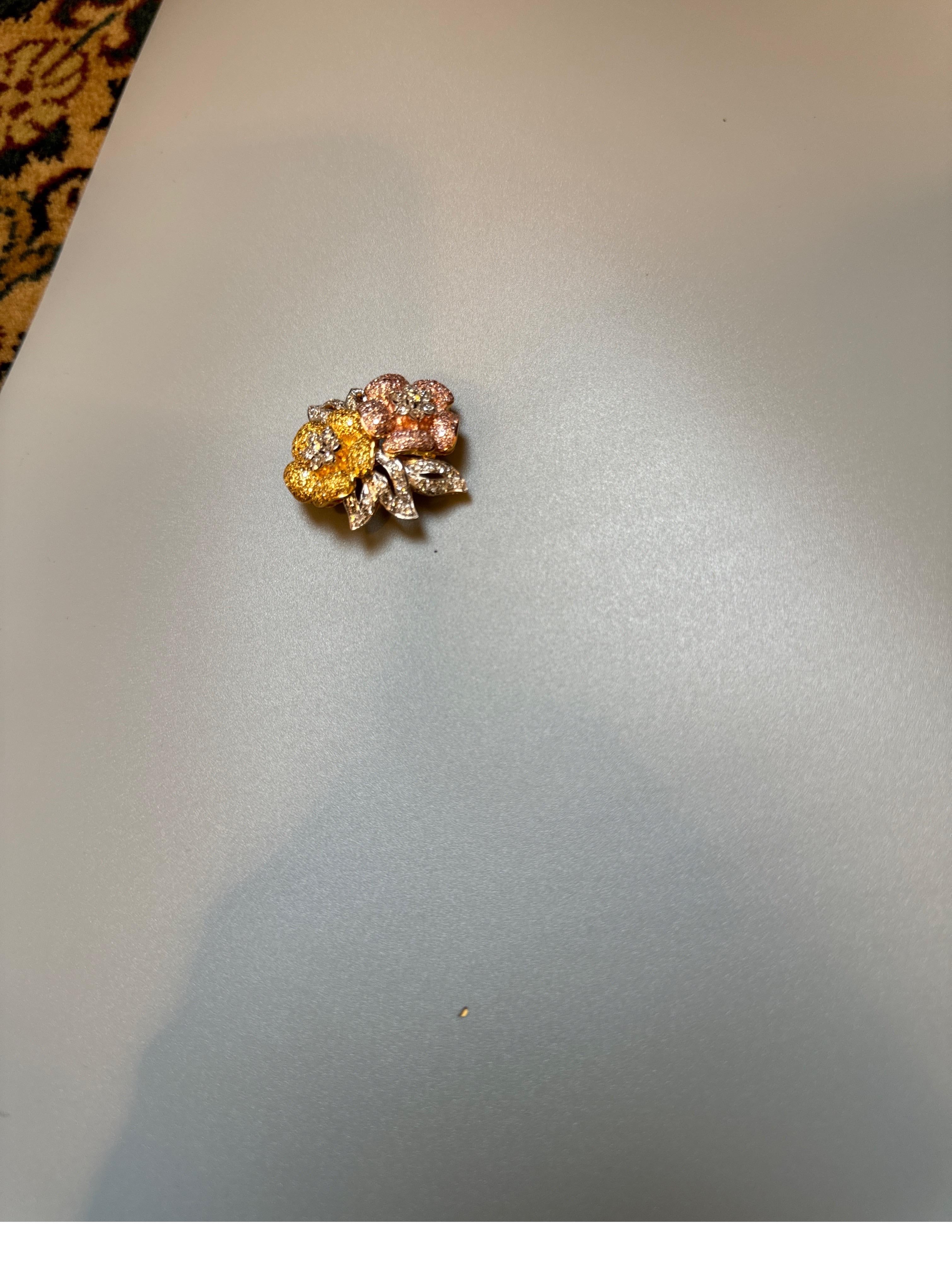 4 Karat natürliche Fancy Color Diamant-Blumen-Anstecknadel/Brosche in 18 Kt Multi Color Gold  im Angebot 3