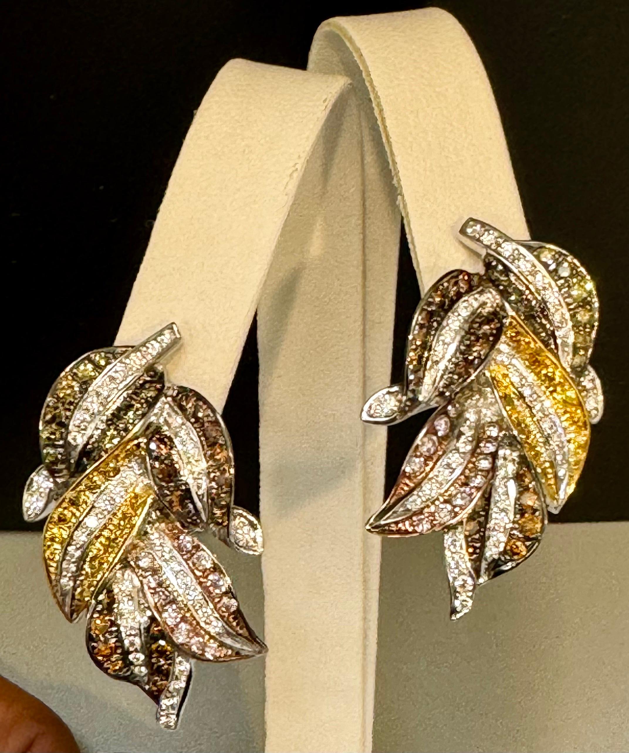 4 Karat Natürliche Fancy Color Diamant Blume Ohrringe in 18 Kt Multi Color Gold
Diese exquisiten Ohrringe sind mit ca. 4 Karat natürlichen Fancy-Diamanten besetzt, die in einem wunderschönen Blattmuster in 18 Karat Multicolor-Gold angeordnet sind,