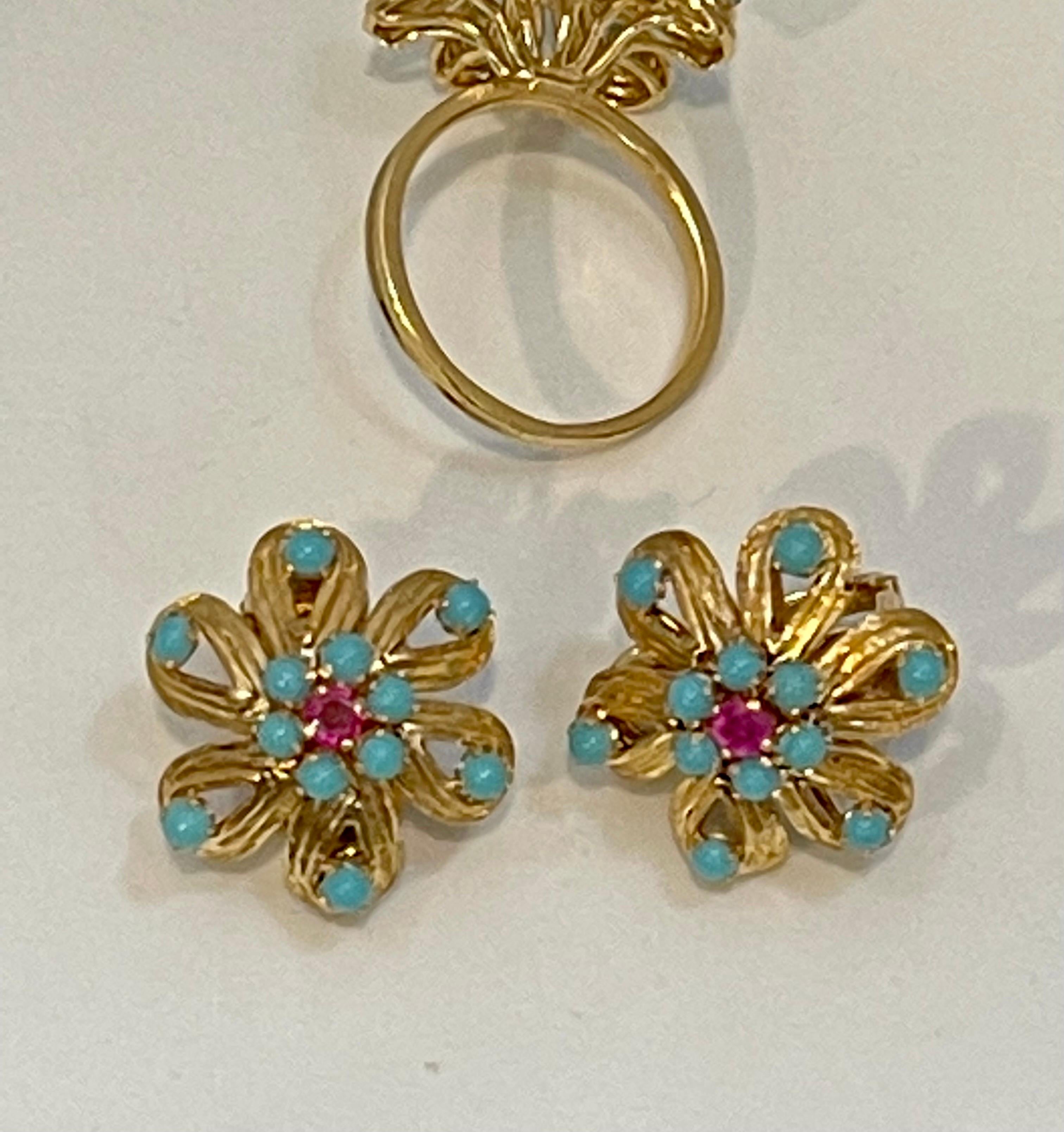4 Ct Natural Turquoise & Ruby 18 Kt Yellow Gold Flower Ring & Earring Set 20Gm In Excellent Condition For Sale In New York, NY