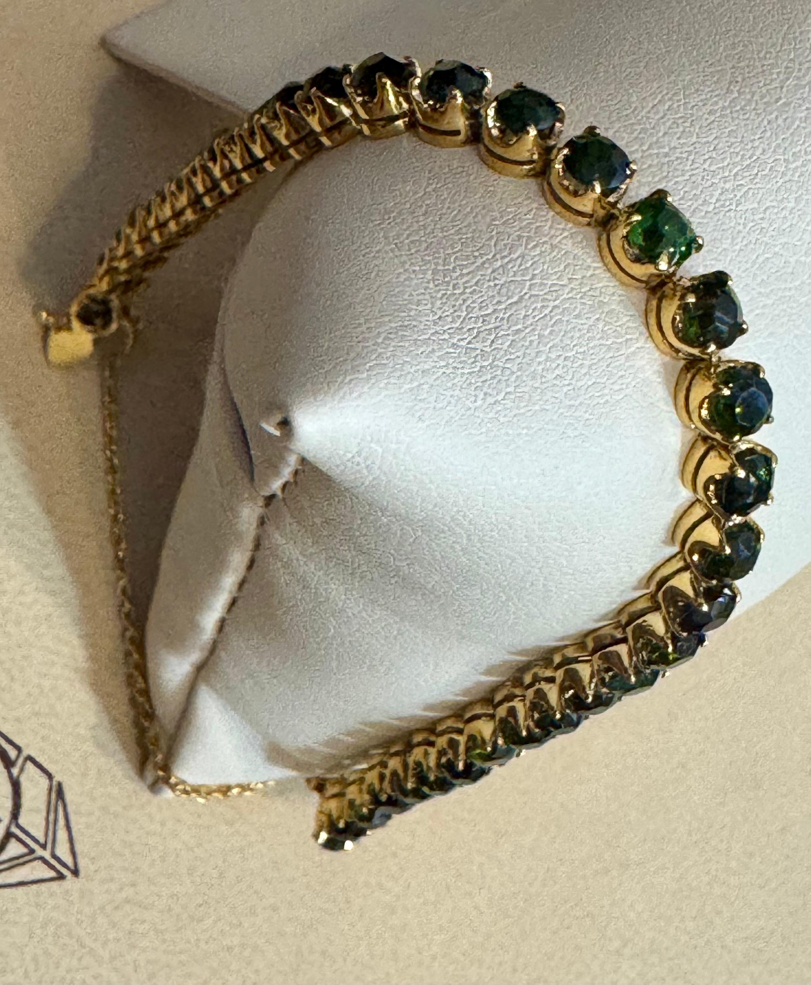 Es una pieza vintage
Este tenis excepcionalmente bonito  La pulsera tiene 38 piedras de Turmalinas verdes redondas.  Peso total de la Turmalina Verde  es  aproximadamente 4 quilates. 
La pulsera está expertamente elaborada con 11 gramos de  Oro