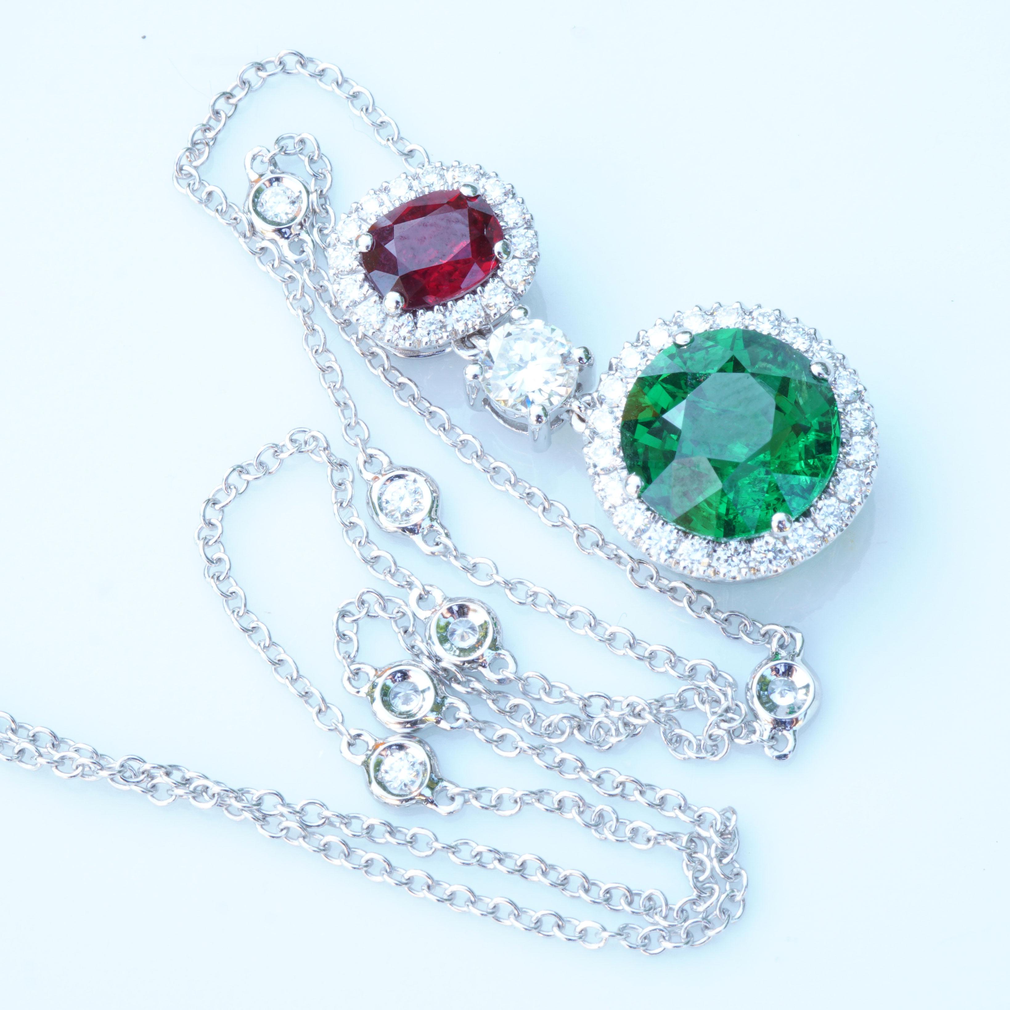 tricolore....a color like bella italia, inspired me to create this magnific necklace, made in a traditional goldsmith's factory in Valenza/Italy, hallmarked with the Schmuckzicke logo,

... this beautiful, great untreated tsavorite (green garnet) of