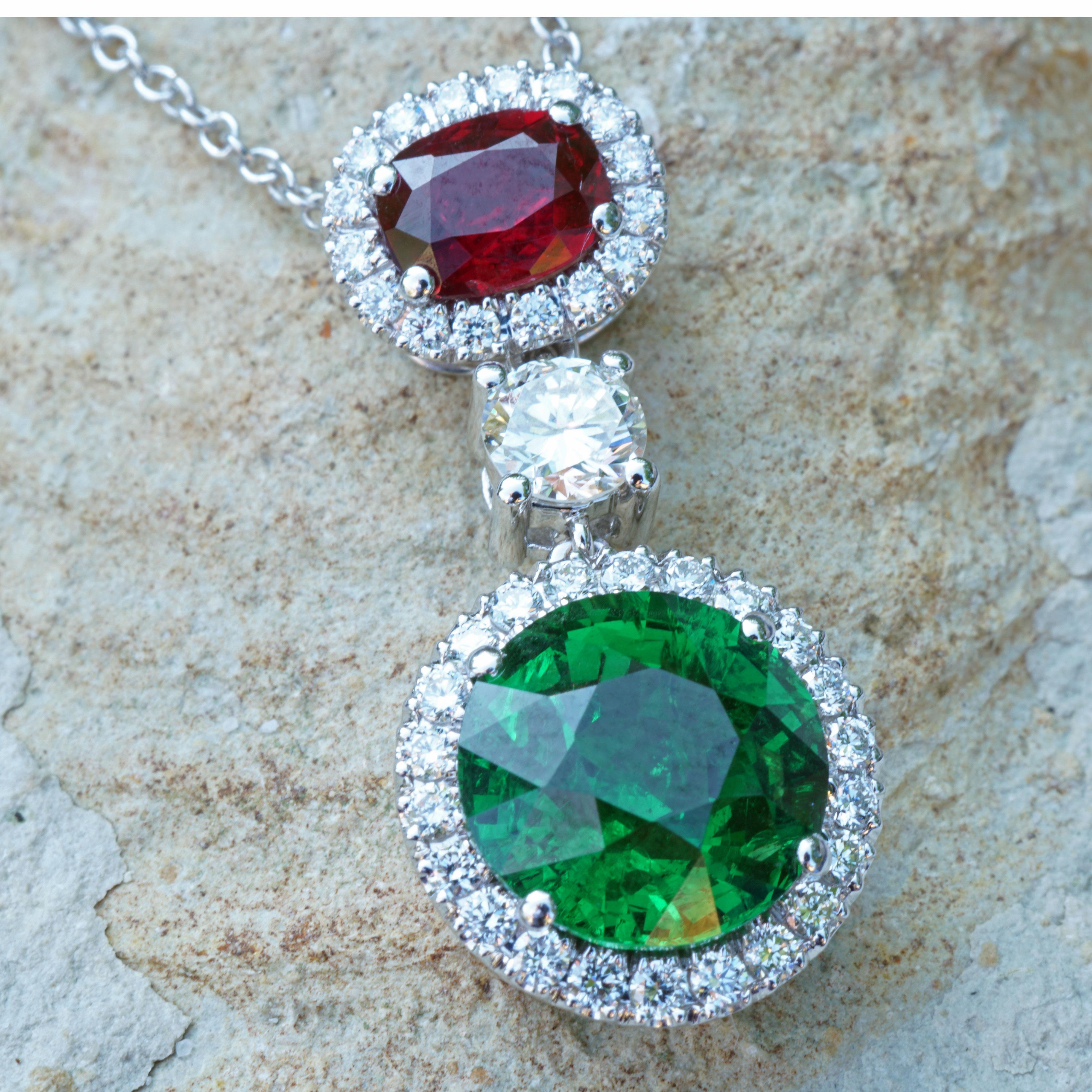 IGI Certificate 4 carat Tsavorite Ruby Brilliant Necklace Pigeonblood   In New Condition For Sale In Viena, Viena