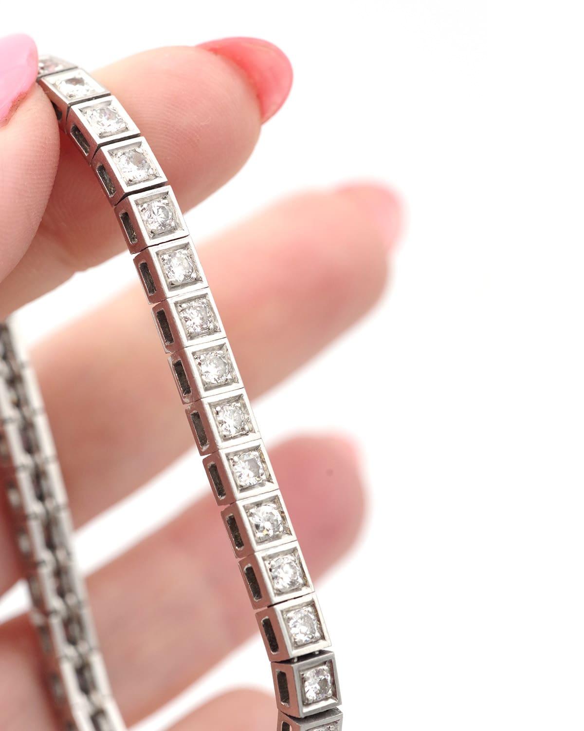 Pulsera de tenis Art Déco de diamantes de 4 ct en platino y oro blanco de 18 quilates. Esta hermosa pulsera de principios del siglo XX está engastada con 39 diamantes, todos engastados independientemente en eslabones rectangulares. El eslabón es