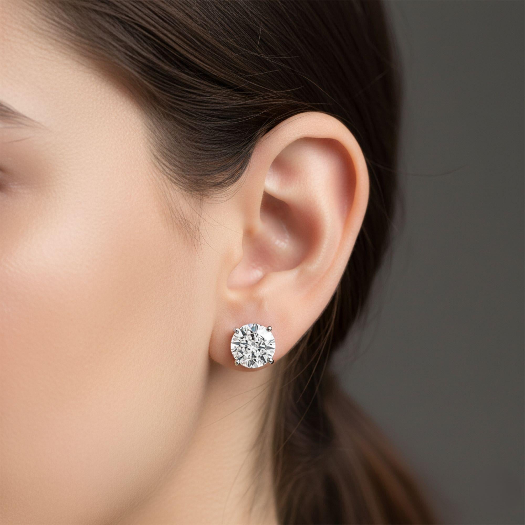 Orecchini a perno con solitario di diamanti 4 CTW in oro bianco 18k Tutte le tariffe pagate
Ogni orecchino sfoggia un diamante rotondo con taglio a brillante. I diamanti sono tenuti saldamente in una montatura a quattro punte.
I diamanti sono un