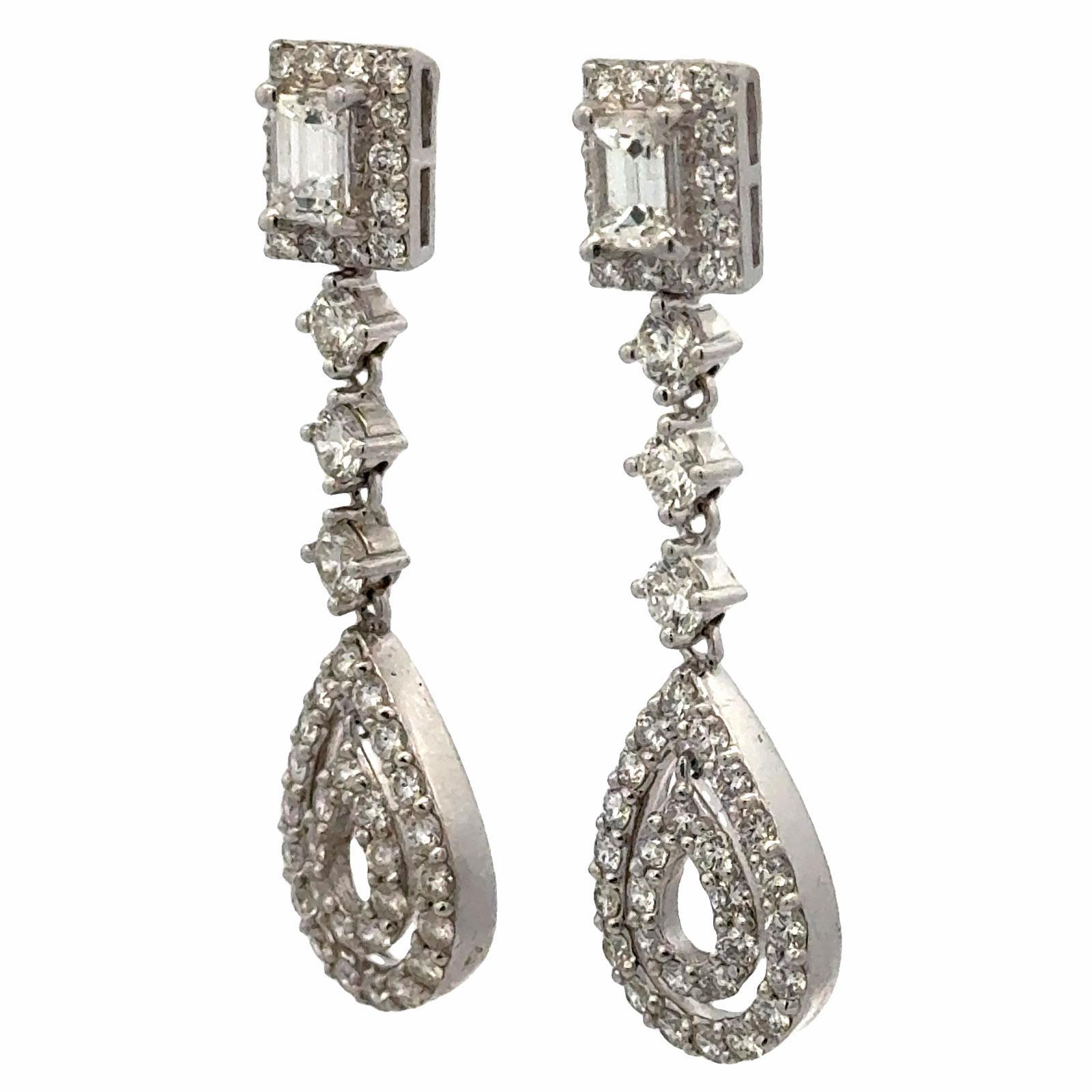 Moderno Orecchini a goccia con diamante 4 CTW in oro bianco 14 carati con chiusura a vite in vendita