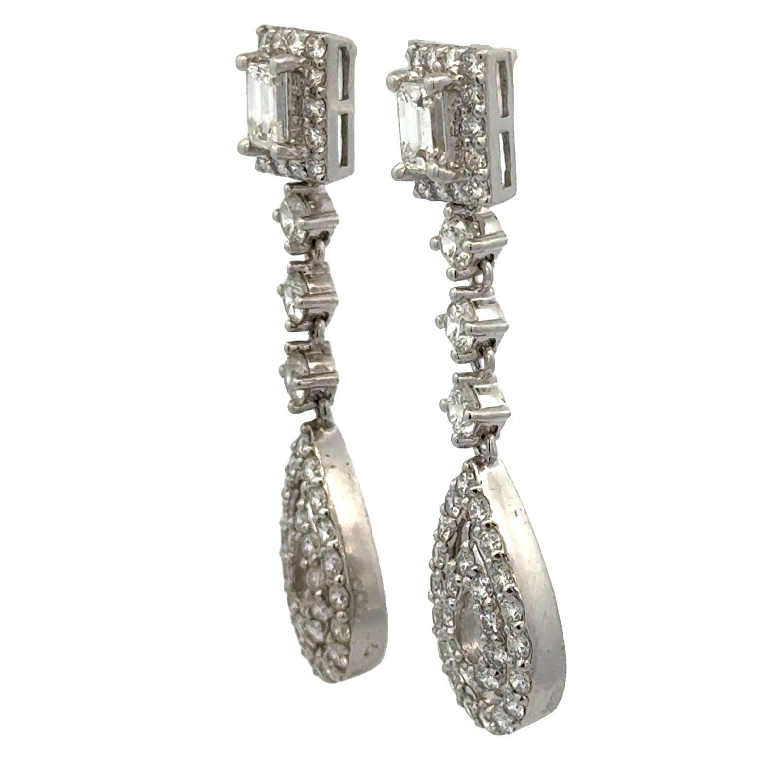 Taglio smeraldo Orecchini a goccia con diamante 4 CTW in oro bianco 14 carati con chiusura a vite in vendita