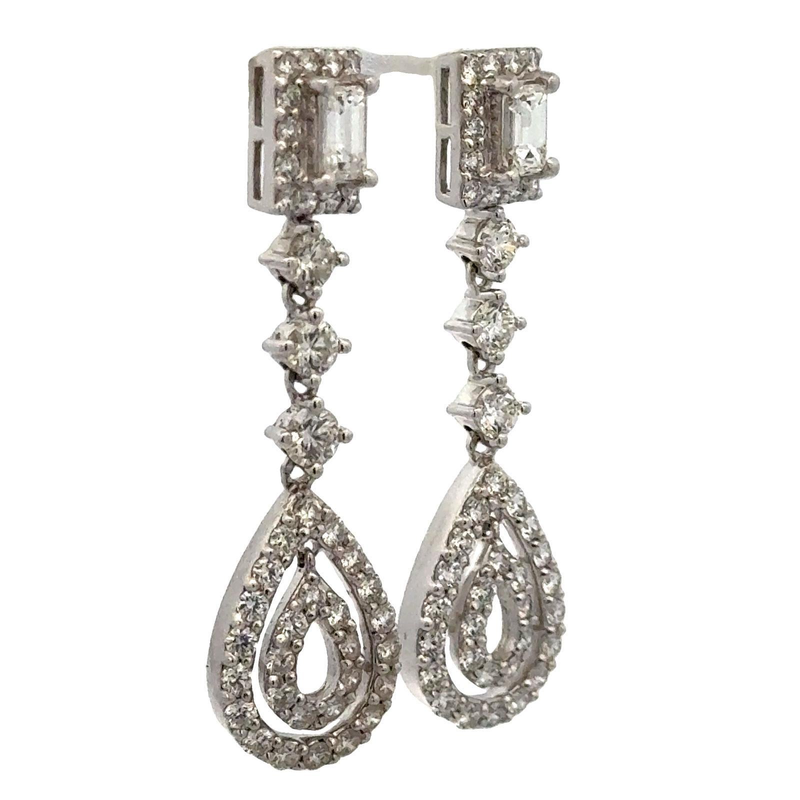 Orecchini a goccia con diamante 4 CTW in oro bianco 14 carati con chiusura a vite In condizioni ottime in vendita a Boca Raton, FL